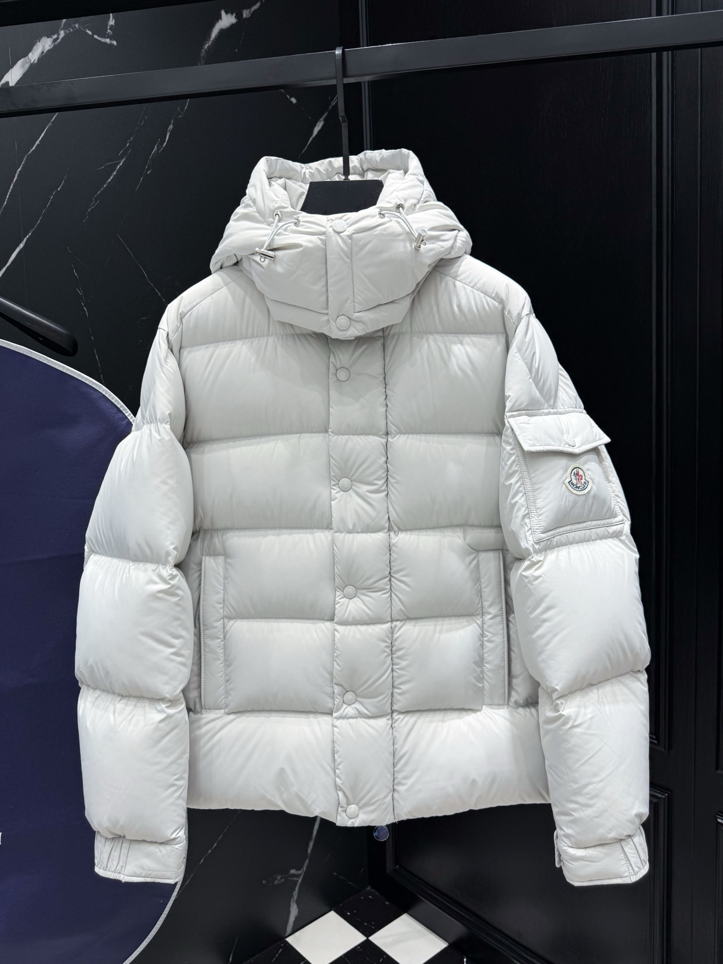 NO:572428,.2025 new autumn and winter new original 1:1 customized hardware accessories are all imported and original customization. Welcome to compare at the counter. Absolutely high quality. Use top 95 white duck down. Super soft. Filled with fluffy and full feathers. Super heavy fabrics with perfect workmanship. Pay attention to the fabrics are super comfortable. Exclusive model. Non-market goods. Women's size 012, alexander wang19860909.2025秋冬新款原版1:1订制五金配件全进口原版定制 欢迎专柜对比 绝对的高品质 采用顶级95白鸭绒 超柔软 充羽量蓬松饱满 超级重面料做工杠杠的版型完美 注意面料超舒服 独家款 非市场货 女款尺码012,,alexander wang,Men's clothing