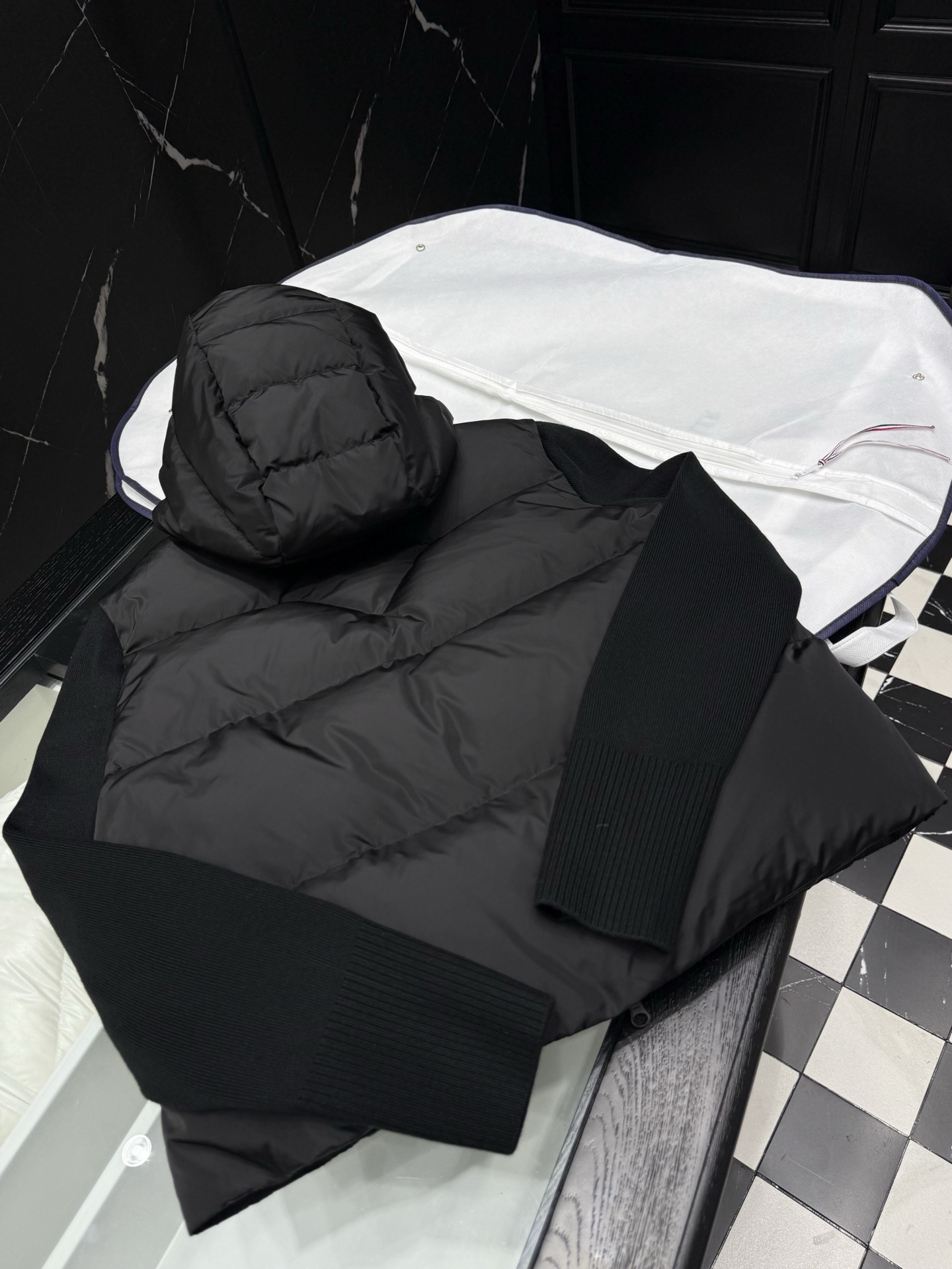 Canada Goose Black Cropped Down Jacket with Ribbed Knit Sleeves for Women 10 i1758985155631 3936 0 8