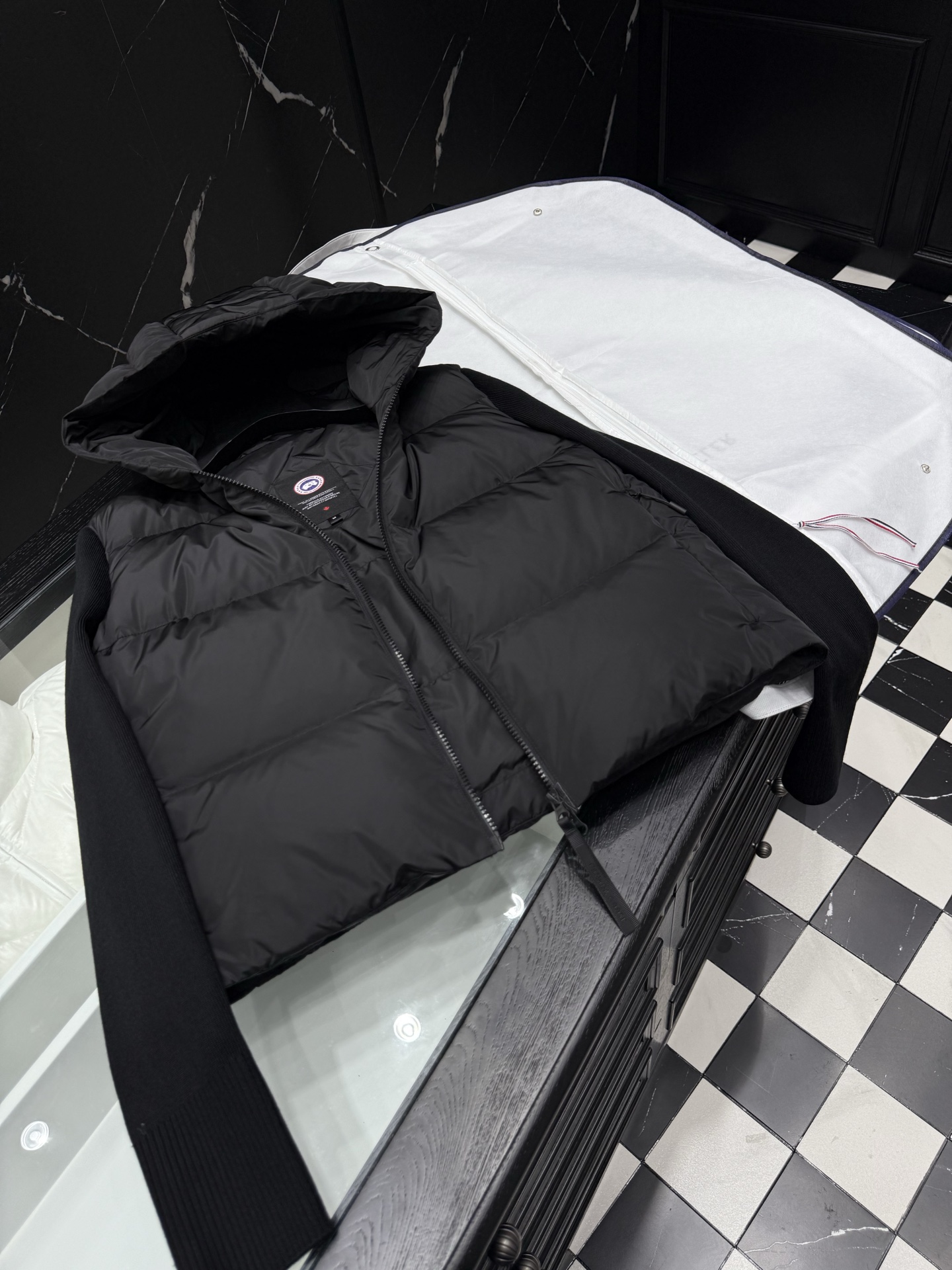Canada Goose Black Cropped Down Jacket with Ribbed Knit Sleeves for Women 2 i1758985155639 1270 0 0