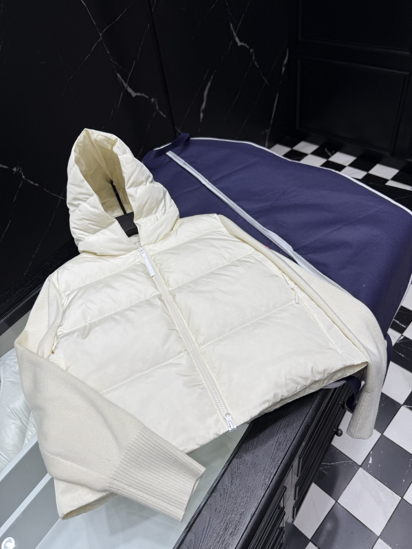 Canada Goose Cropped Down Jacket - Stylish Winter Coat for Women 1 i1758985544800 3353 0 0