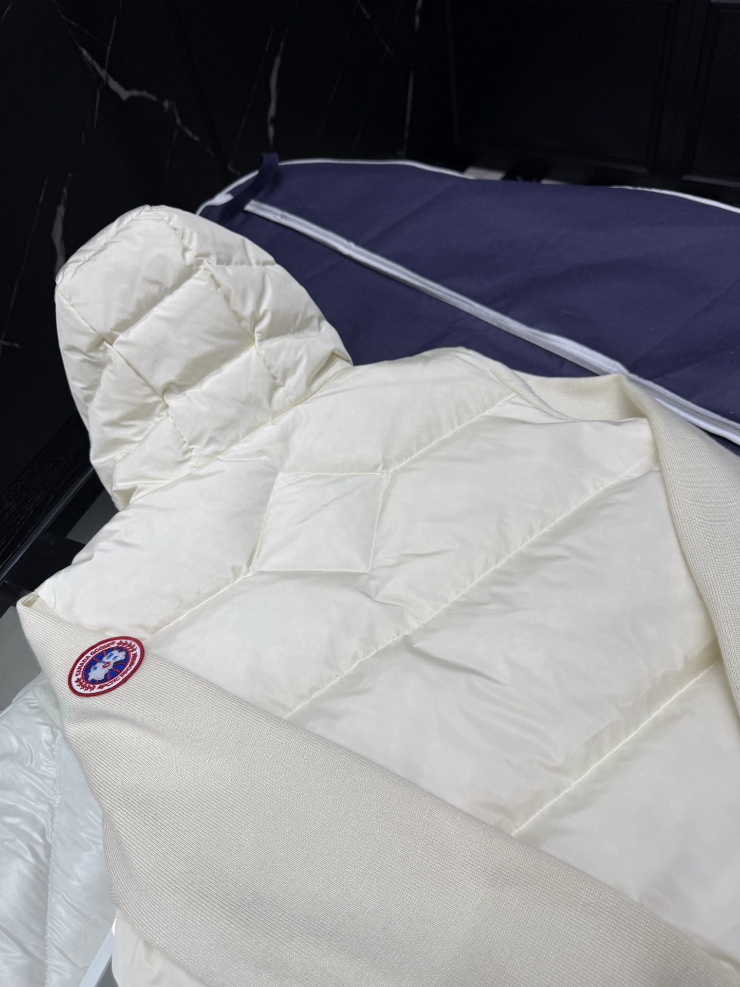Canada Goose Cropped Down Jacket - Stylish Winter Coat for Women 4 i1758985544832 7931 0 3
