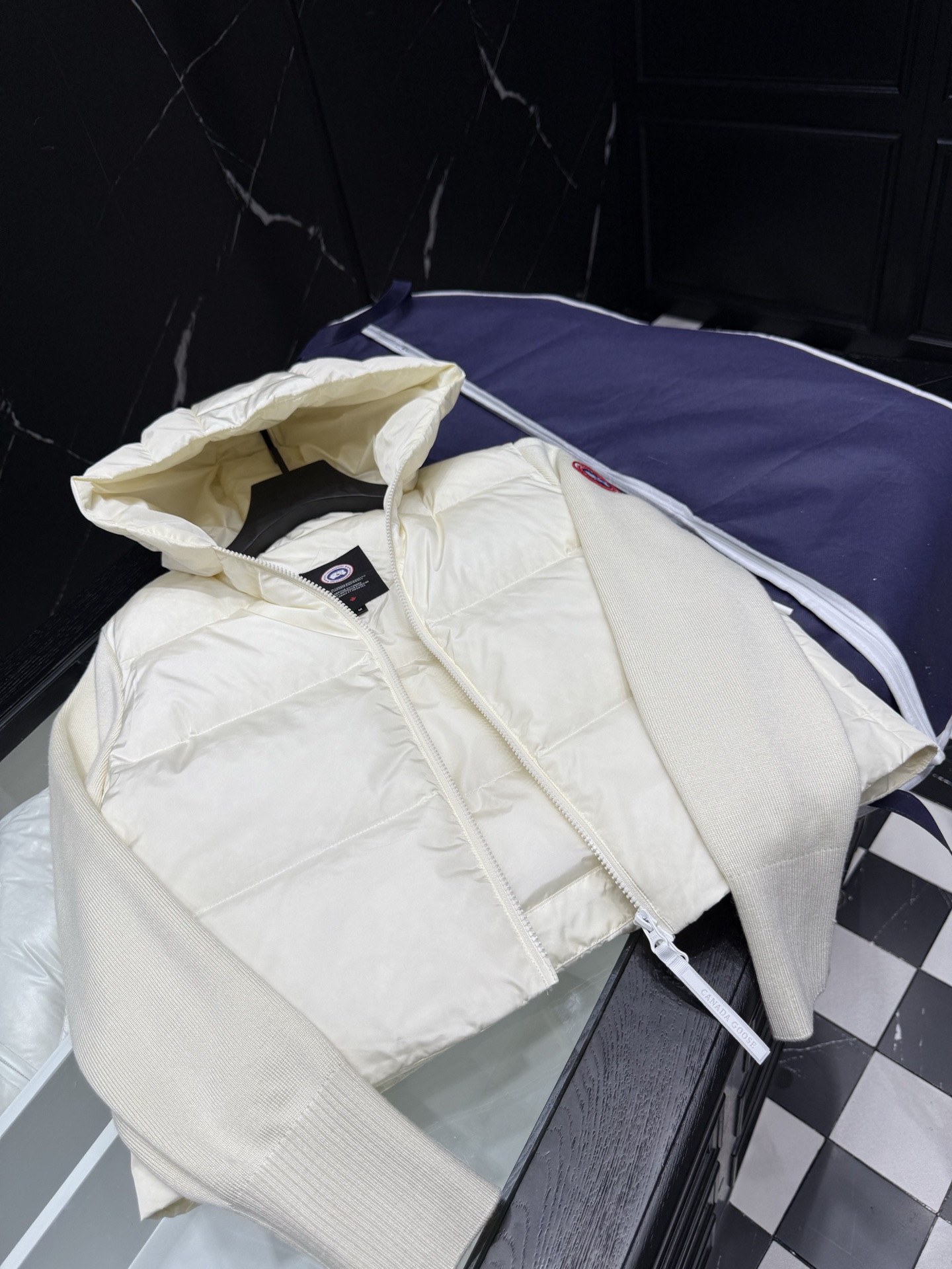 Canada Goose Cropped Down Jacket - Stylish Winter Coat for Women 2 i1758985544969 6465 0 1