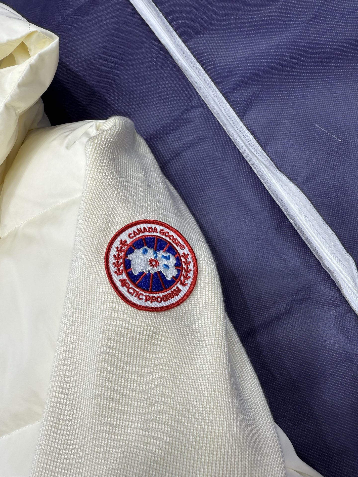 Canada Goose Cropped Down Jacket - Stylish Winter Coat for Women 6 i1758985550379 2621 0 5