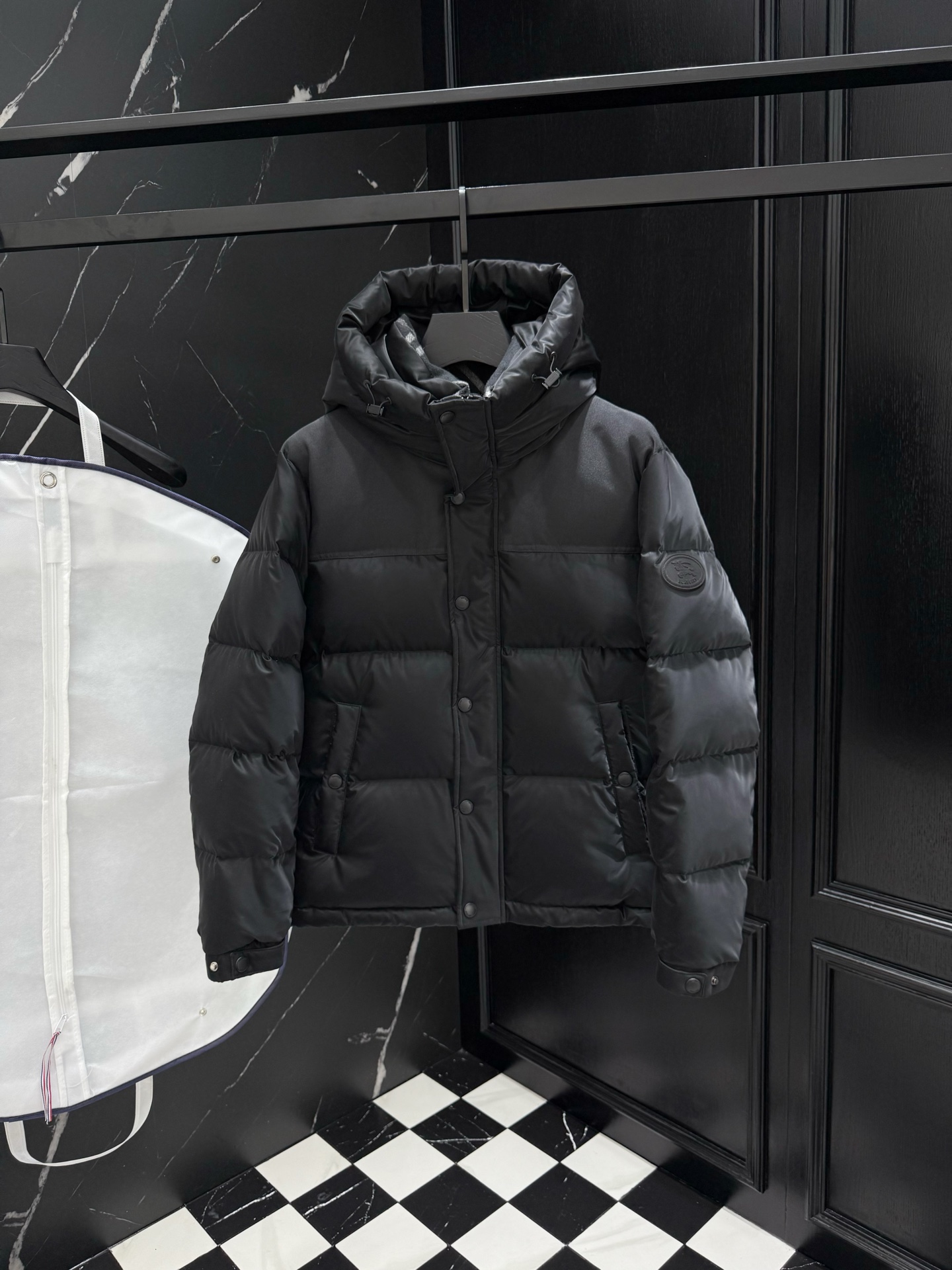 NO:570819,2025 new autumn and winter new original 1:1 customized hardware accessories are all imported and original customization. Welcome to compare at the counter. Absolutely high quality. Made of top-grade 95 white duck down. Super soft. Filled with fluffy and full feathers. Super heavy fabrics with perfect workmanship. Pay attention to the fabrics are super comfortable. Exclusive model. Non-market goods. Same size for men and women, M ~ XXXL,, alexander wang198609092025秋冬新款原版1:1订制五金配件全进口原版定制 欢迎专柜对比 绝对的高品质 采用顶级95白鸭绒 超柔软 充羽量蓬松饱满 超级重面料做工杠杠的版型完美 注意面料超舒服 独家款 非市场货 男女同款尺码M ～XXXL,,alexander wang,Men's clothing