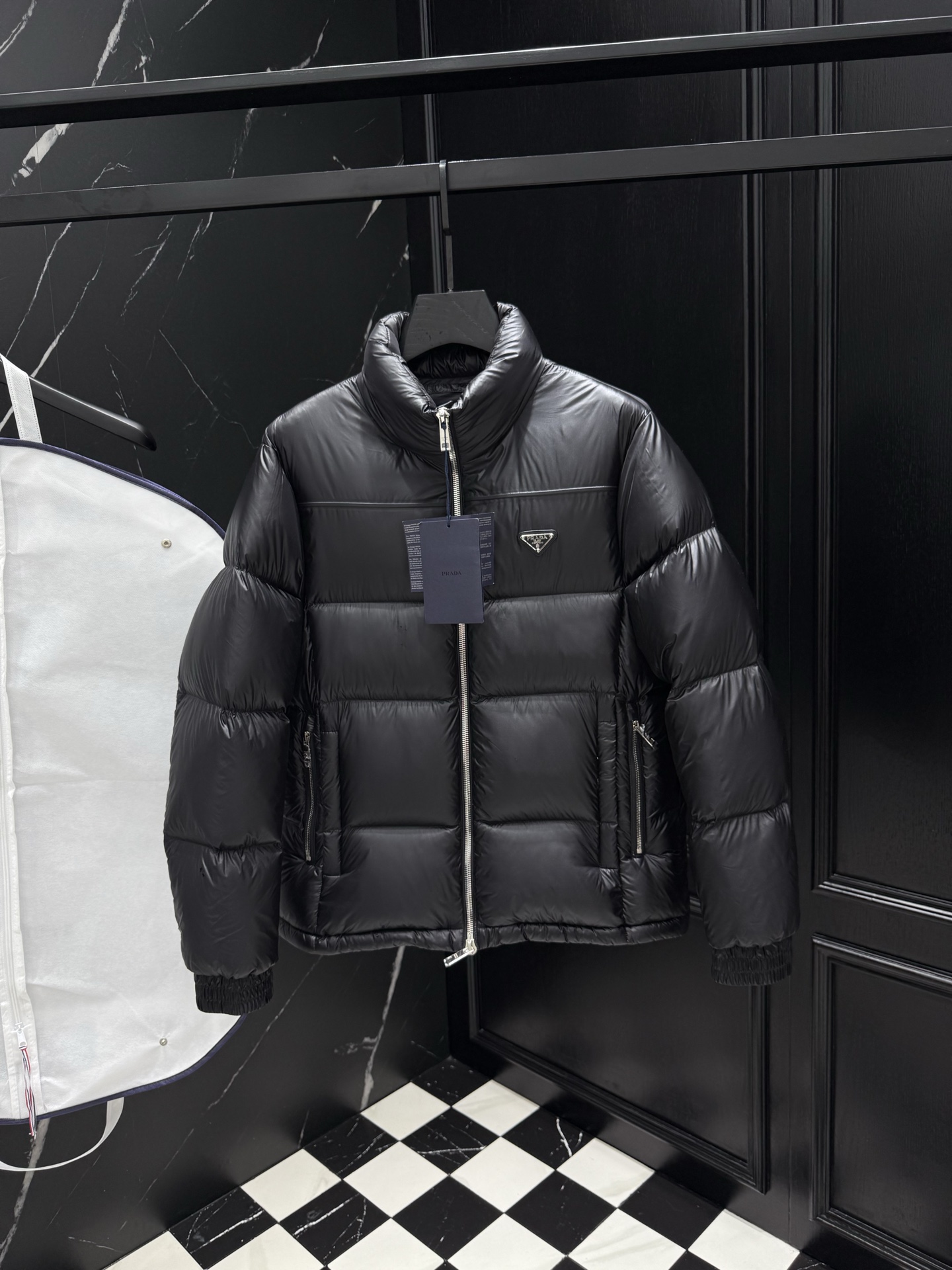 NO:599314,2025 new autumn and winter new original 1:1 customized hardware accessories are all imported and original customization. Welcome to compare at the counter. Absolutely high quality. Made of top-grade 95 white duck down. Super soft. Filled with fluffy and full feathers. Super heavy fabrics with perfect workmanship. Pay attention to the fabrics are super comfortable. Exclusive model. Non-market goods. Same size for men and women, M ~ XXXL,, alexander wang198609092025秋冬新款原版1:1订制五金配件全进口原版定制 欢迎专柜对比 绝对的高品质 采用顶级95白鸭绒 超柔软 充羽量蓬松饱满 超级重面料做工杠杠的版型完美 注意面料超舒服 独家款 非市场货 男女同款尺码M ～XXXL,,alexander wang,Men's clothing