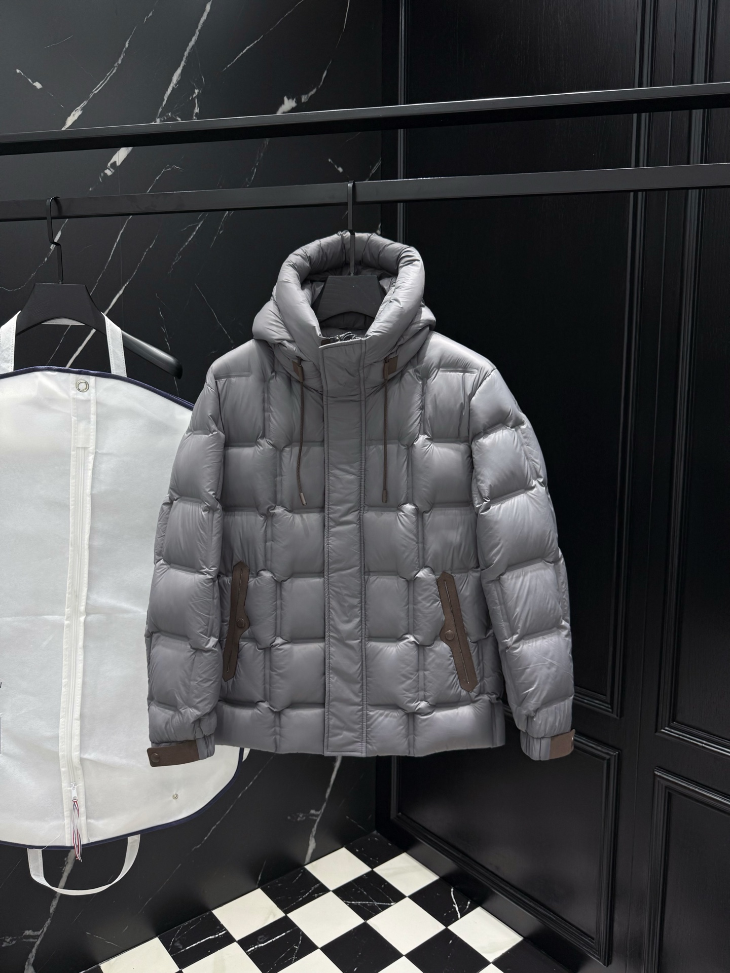 NO:570770,2025 new autumn and winter new original 1:1 customized hardware accessories are all imported and original customization. Welcome to compare at the counter. Absolutely high quality. Made of top-grade 95 white duck down. Super soft. Filled with fluffy and full feathers. Super heavy fabrics with perfect workmanship. Pay attention to the fabrics are super comfortable. Exclusive model. Non-market goods. Same size for men and women, M ~ XXXL,, alexander wang198609092025秋冬新款原版1:1订制五金配件全进口原版定制 欢迎专柜对比 绝对的高品质 采用顶级95白鸭绒 超柔软 充羽量蓬松饱满 超级重面料做工杠杠的版型完美 注意面料超舒服 独家款 非市场货 男女同款尺码M ～XXXL,,alexander wang,Men's clothing