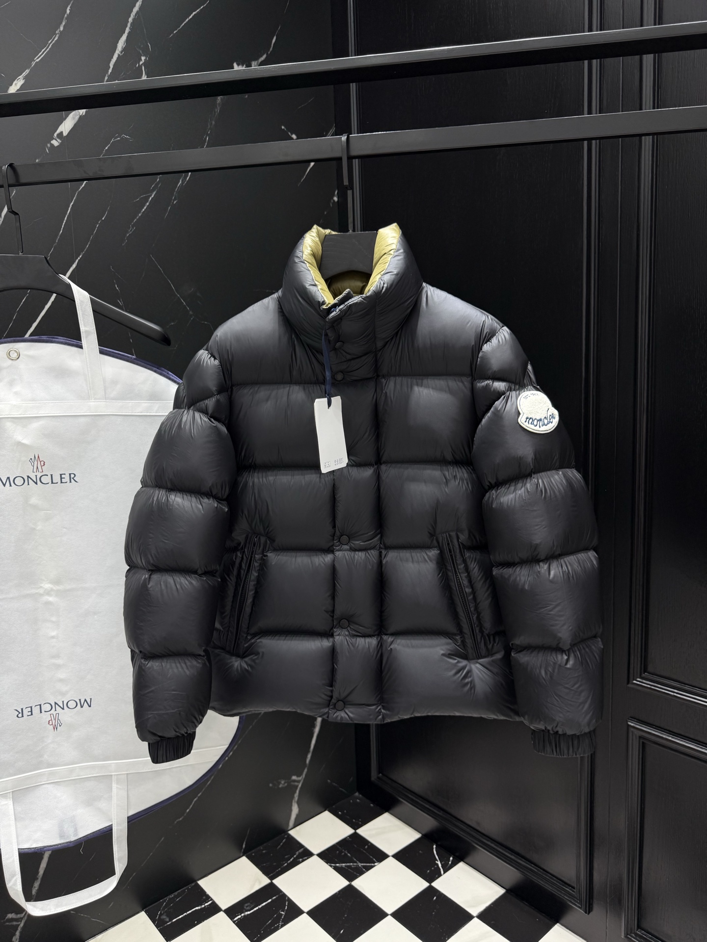 NO:570782,2025 autumn and winter new original 1:1 customized hardware accessories are all imported and original customization. Welcome to compare at the counter. Absolutely high quality. Made of top-grade 95 white duck down. Super soft. Full and fluffy. Super heavy fabric. Perfect workmanship. Pay attention to the fabric. Super comfortable. Exclusive model. Non-market goods. Same size for men and women. 12345,,alexander wang198609092025秋冬新款原版1:1订制五金配件全进口原版定制 欢迎专柜对比 绝对的高品质 采用顶级95白鸭绒 超柔软 充羽量蓬松饱满 超级重面料做工杠杠的版型完美 注意面料超舒服 独家款 非市场货 男女同款尺码12345,,alexander wang,Men's clothing