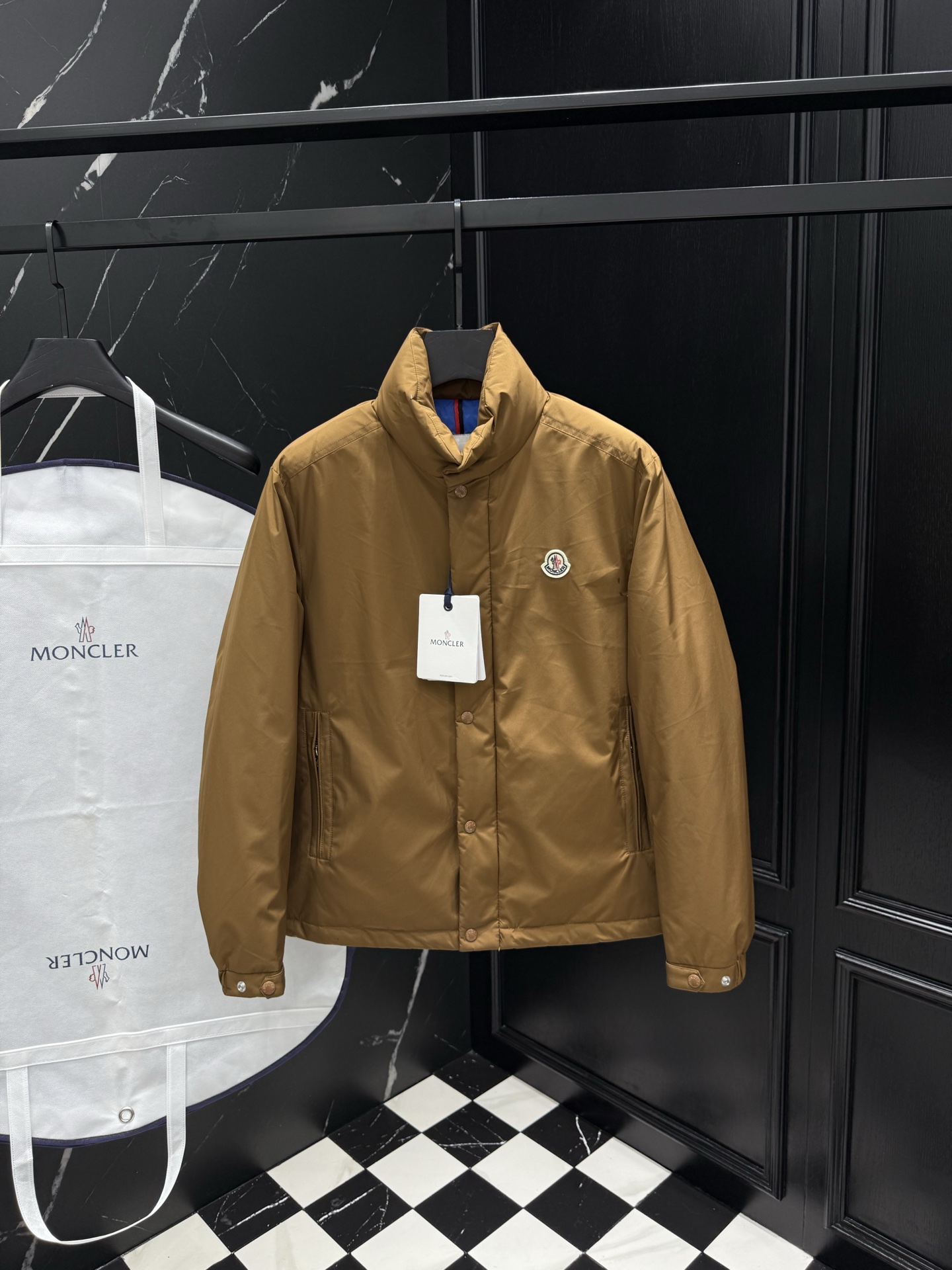 NO:628821,2025 autumn and winter new original 1:1 customized hardware accessories are all imported and original customization. Welcome to compare at the counter. Absolutely high quality. Made of top-grade 95 white duck down. Super soft. Full and fluffy. Super heavy fabric. Perfect workmanship. Pay attention to the fabric. Super comfortable. Exclusive model. Non-market goods. Same size for men and women. 12345,,alexander wang198609092025秋冬新款原版1:1订制五金配件全进口原版定制 欢迎专柜对比 绝对的高品质 采用顶级95白鸭绒 超柔软 充羽量蓬松饱满 超级重面料做工杠杠的版型完美 注意面料超舒服 独家款 非市场货 男女同款尺码12345,,alexander wang,Men's clothing