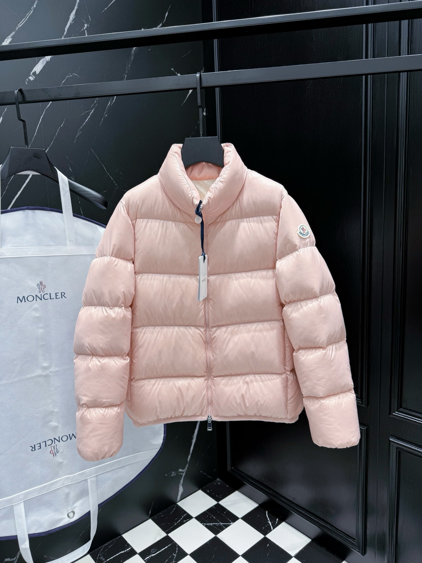 Moncler Doudoune Courte Rose Poudré - Chaleur et Style pour l'Hiver
