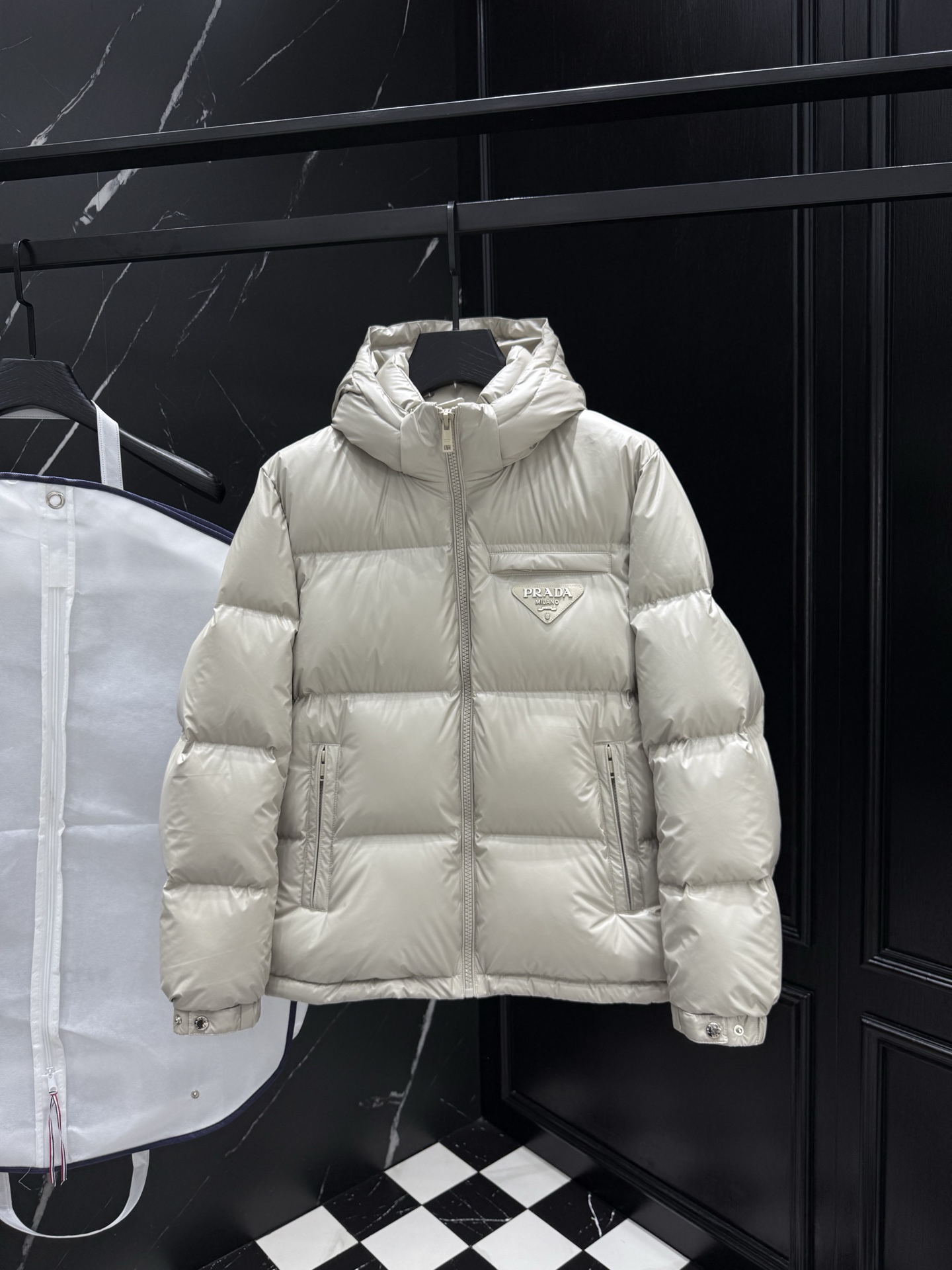 NO:623388,2025 new autumn and winter new original 1:1 customized hardware accessories are all imported and original customization. Welcome to compare at the counter. Absolutely high quality. Made of top-grade 95 white duck down. Super soft. Filled with fluffy and full feathers. Super heavy fabrics with perfect workmanship. Pay attention to the fabrics are super comfortable. Exclusive model. Non-market goods. Same size for men and women, M ~ XXXL,, alexander wang198609092025秋冬新款原版1:1订制五金配件全进口原版定制 欢迎专柜对比 绝对的高品质 采用顶级95白鸭绒 超柔软 充羽量蓬松饱满 超级重面料做工杠杠的版型完美 注意面料超舒服 独家款 非市场货 男女同款尺码M ～XXXL,,alexander wang,Men's clothing