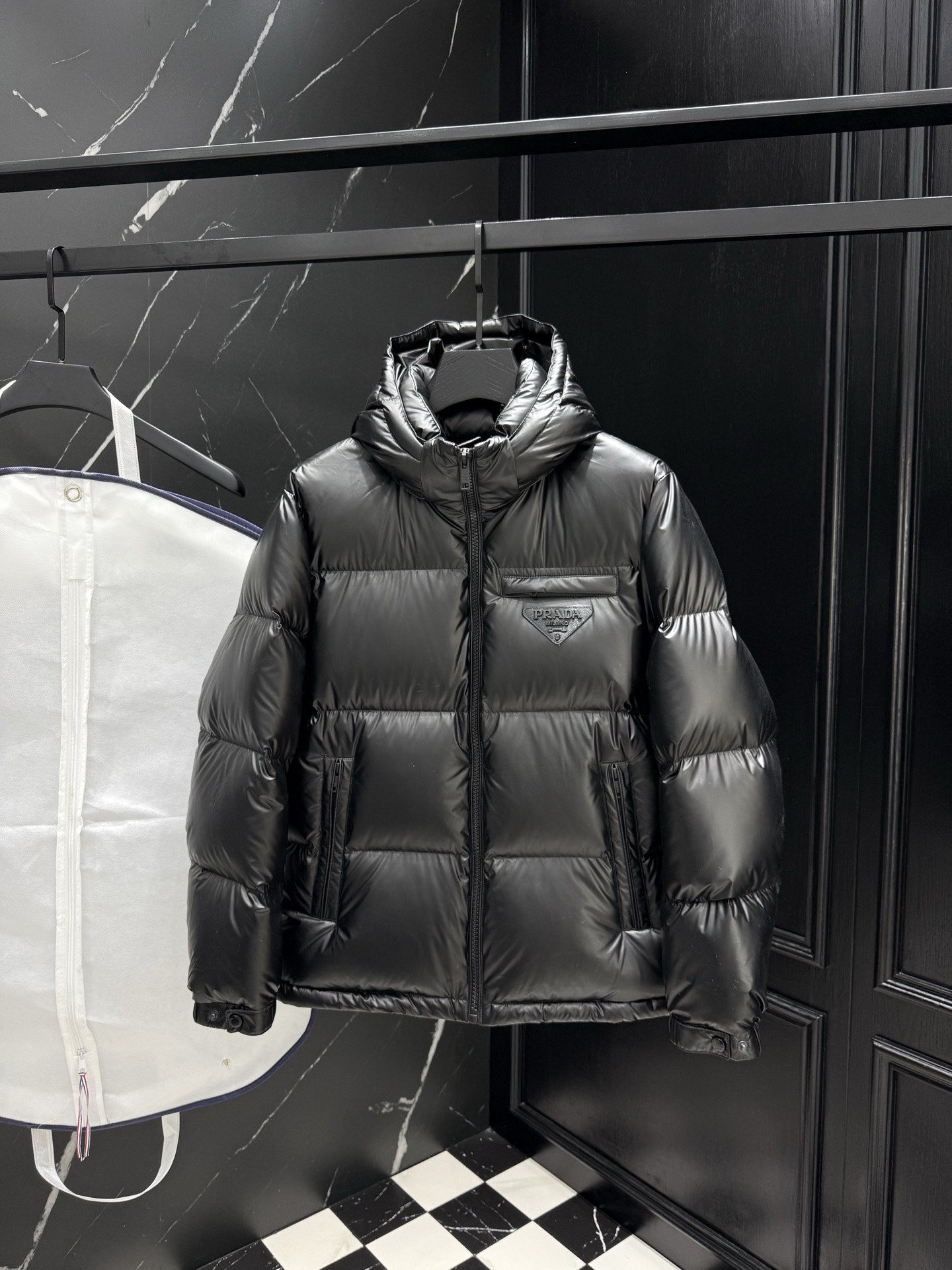 NO:599326,2025 autumn and winter new original 1:1 customized hardware accessories are all imported and original customization. Welcome to compare at the counter. Absolutely high quality. Made of top-grade 95 white duck down. Super soft. Full and fluffy. Super heavy fabrics with perfect workmanship. Pay attention to the fabrics are super comfortable. Exclusive model. Non-market goods. Same size for men and women. M ~XXXL,,alexander wang198609092025秋冬新款原版1:1订制五金配件全进口原版定制 欢迎专柜对比 绝对的高品质 采用顶级95白鸭绒 超柔软 充羽量蓬松饱满 超级重面料做工杠杠的版型完美 注意面料超舒服 独家款 非市场货 男女同款尺码M ~XXXL,,alexander wang,Men's clothing