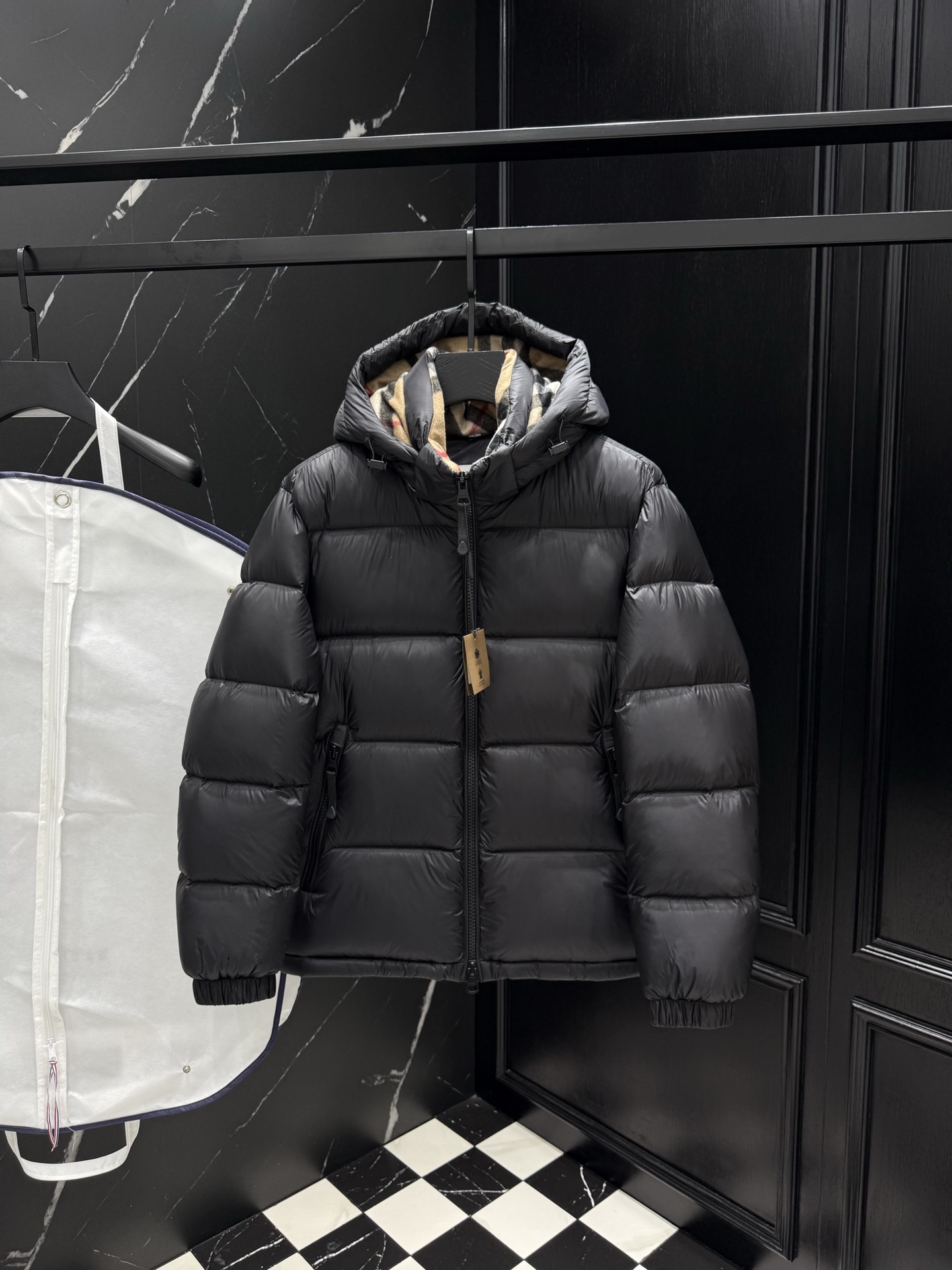 NO:599319,2025 new autumn and winter new original 1:1 customized hardware accessories are all imported and original customization. Welcome to compare at the counter. Absolutely high quality. Made of top-grade 95 white duck down. Super soft. Filled with fluffy and full feathers. Super heavy fabrics with perfect workmanship. Pay attention to the fabrics are super comfortable. Exclusive model. Non-market goods. Same size for men and women, M ~ XXXL,, alexander wang198609092025秋冬新款原版1:1订制五金配件全进口原版定制 欢迎专柜对比 绝对的高品质 采用顶级95白鸭绒 超柔软 充羽量蓬松饱满 超级重面料做工杠杠的版型完美 注意面料超舒服 独家款 非市场货 男女同款尺码M ～XXXL,,alexander wang,Men's clothing