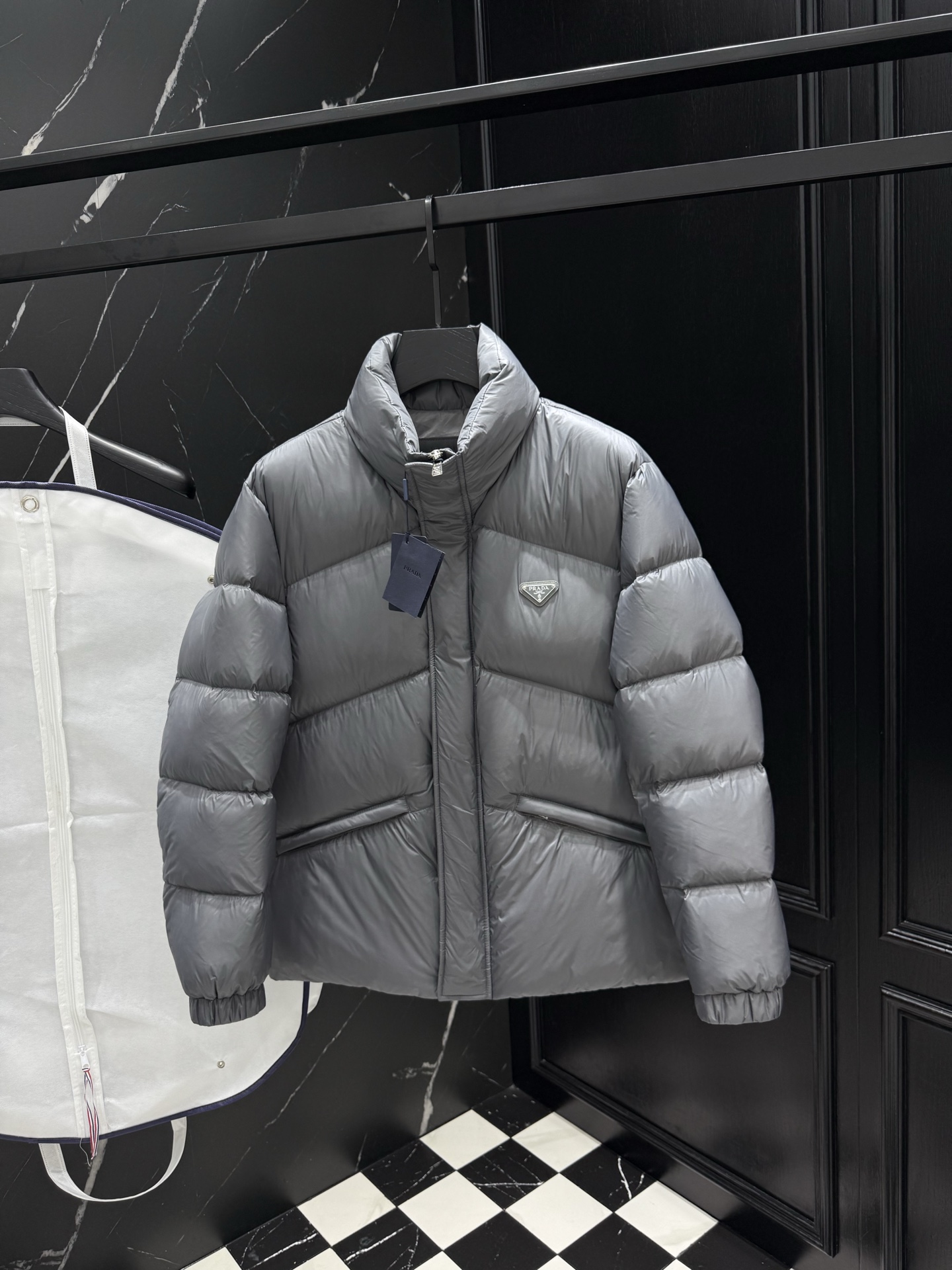 NO:599320,2025 new autumn and winter new original 1:1 customized hardware accessories are all imported and original customization. Welcome to compare at the counter. Absolutely high quality. Made of top-grade 95 white duck down. Super soft. Filled with fluffy and full feathers. Super heavy fabrics with perfect workmanship. Pay attention to the fabrics are super comfortable. Exclusive model. Non-market goods. Same size for men and women, M ~ XXXL,, alexander wang198609092025秋冬新款原版1:1订制五金配件全进口原版定制 欢迎专柜对比 绝对的高品质 采用顶级95白鸭绒 超柔软 充羽量蓬松饱满 超级重面料做工杠杠的版型完美 注意面料超舒服 独家款 非市场货 男女同款尺码M ～XXXL,,alexander wang,Men's clothing