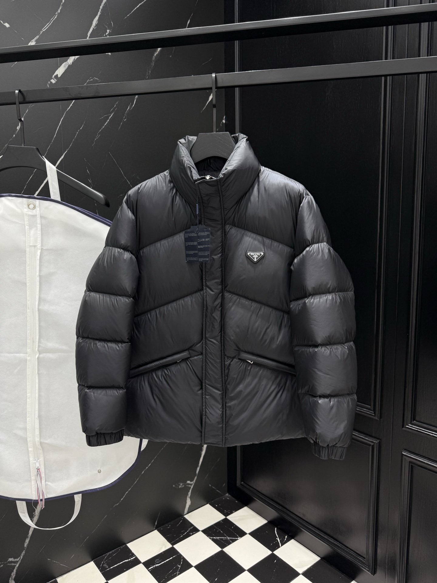 NO:623401,2025 new autumn and winter new original 1:1 customized hardware accessories are all imported and original customization. Welcome to compare at the counter. Absolutely high quality. Made of top-grade 95 white duck down. Super soft. Filled with fluffy and full feathers. Super heavy fabrics with perfect workmanship. Pay attention to the fabrics are super comfortable. Exclusive model. Non-market goods. Same size for men and women, M ~ XXXL,, alexander wang198609092025秋冬新款原版1:1订制五金配件全进口原版定制 欢迎专柜对比 绝对的高品质 采用顶级95白鸭绒 超柔软 充羽量蓬松饱满 超级重面料做工杠杠的版型完美 注意面料超舒服 独家款 非市场货 男女同款尺码M ～XXXL,,alexander wang,Men's clothing