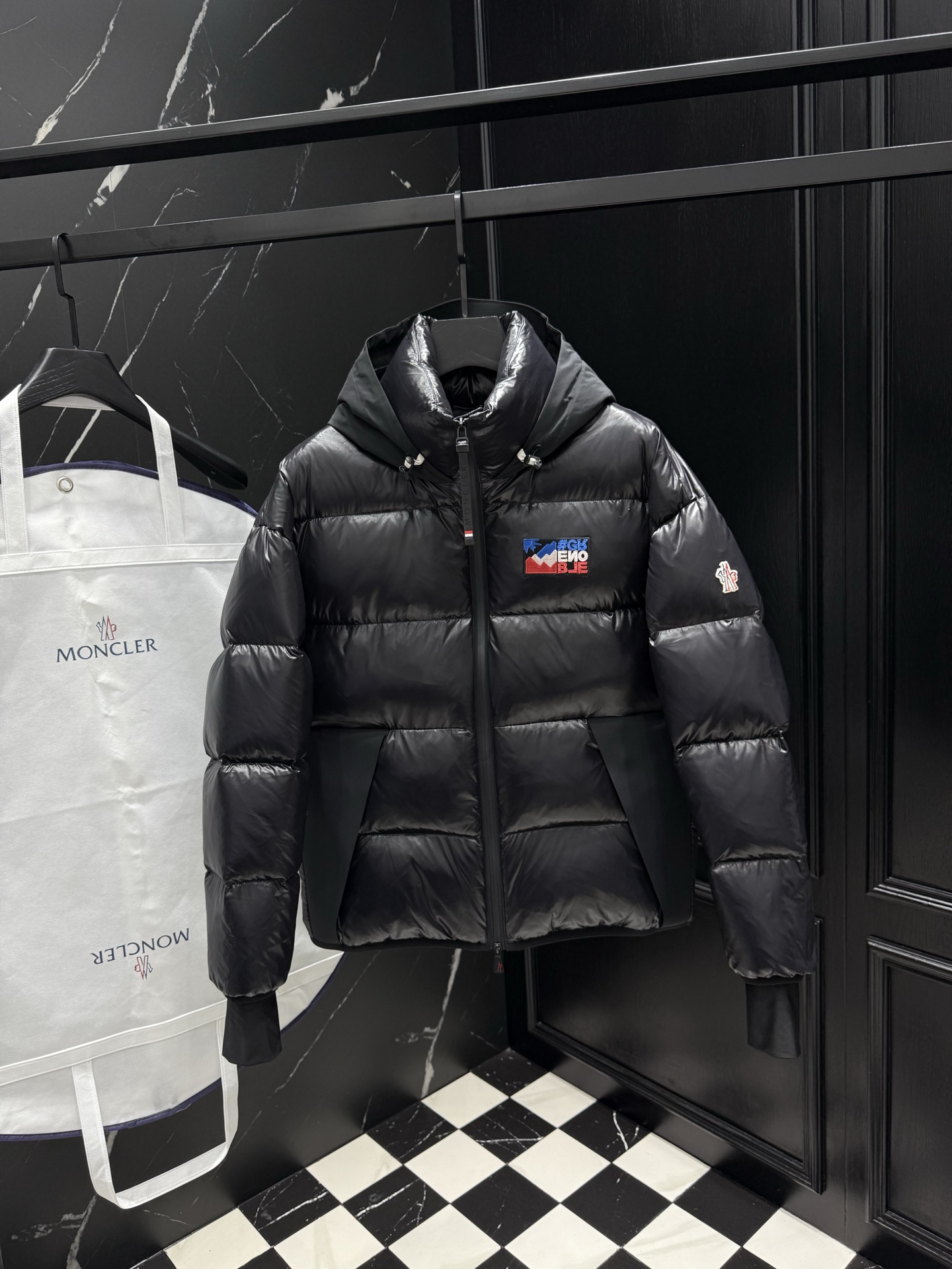 NO:623406,2025 autumn and winter new original 1:1 customized hardware accessories are all imported and original customization. Welcome to compare at the counter. Absolutely high quality. Made of top-grade 95 white duck down. Super soft. Full and fluffy. Super heavy fabric. Perfect workmanship. Pay attention to the fabric. Super comfortable. Exclusive model. Non-market goods. Same size for men and women. 12345,,alexander wang198609092025秋冬新款原版1:1订制五金配件全进口原版定制 欢迎专柜对比 绝对的高品质 采用顶级95白鸭绒 超柔软 充羽量蓬松饱满 超级重面料做工杠杠的版型完美 注意面料超舒服 独家款 非市场货 男女同款尺码12345,,alexander wang,Men's clothing