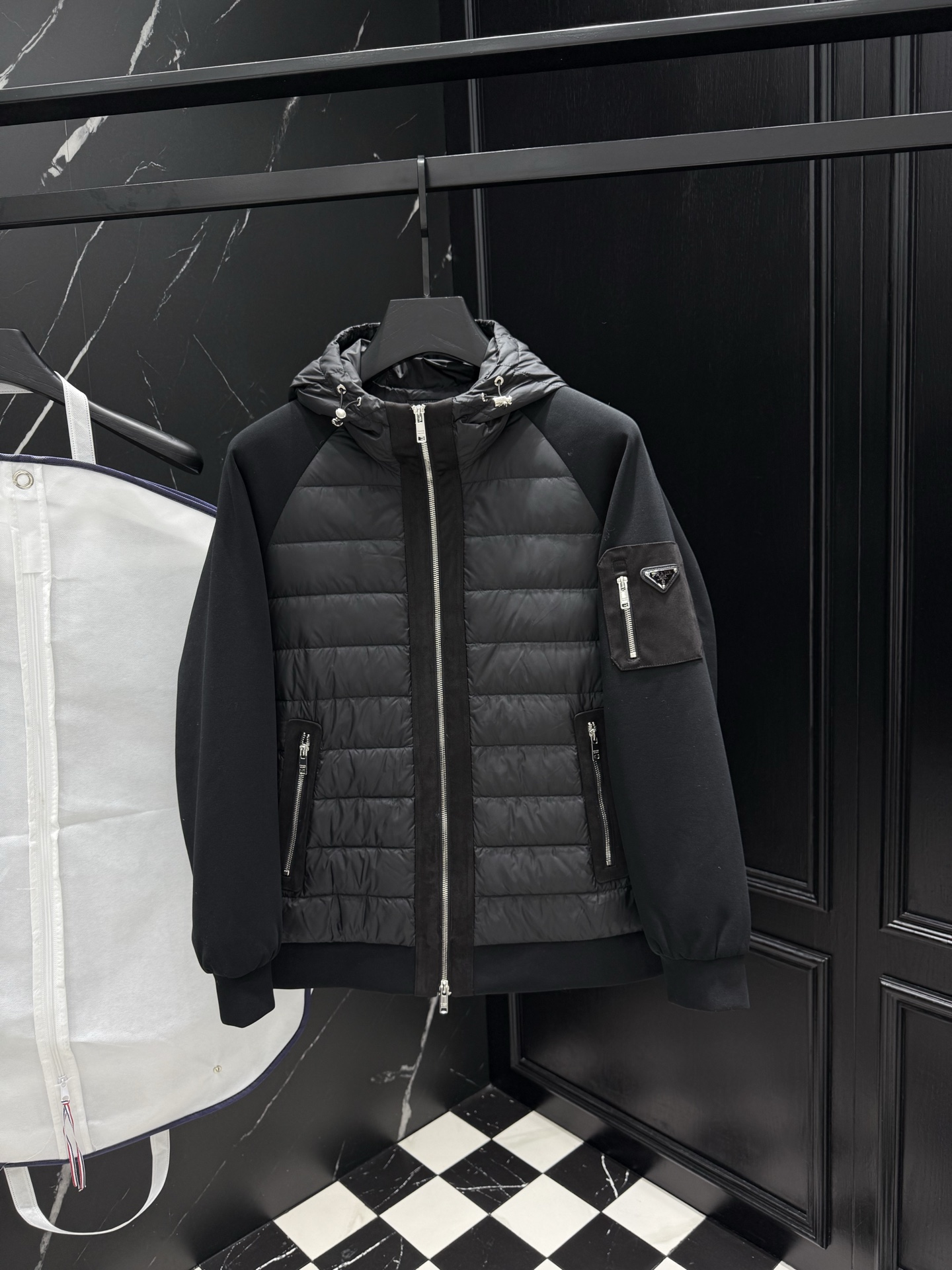 NO:623411,2025 autumn and winter new original 1:1 custom-made hardware accessories are all imported and original customization. Welcome to compare at the counter. Absolutely high quality. Use top-grade 95 white duck down. Super soft. Full and fluffy. Super heavy fabrics with perfect workmanship. Pay attention to the fabrics are super comfortable. Exclusive model. Non-market goods. Same size for men and women. M - XXXL,, alexander wang198609092025秋冬新款原版1:1订制五金配件全进口原版定制 欢迎专柜对比 绝对的高品质 采用顶级95白鸭绒 超柔软 充羽量蓬松饱满 超级重面料做工杠杠的版型完美 注意面料超舒服 独家款 非市场货 男女同款尺码M －XXXL,,alexander wang,Men's clothing