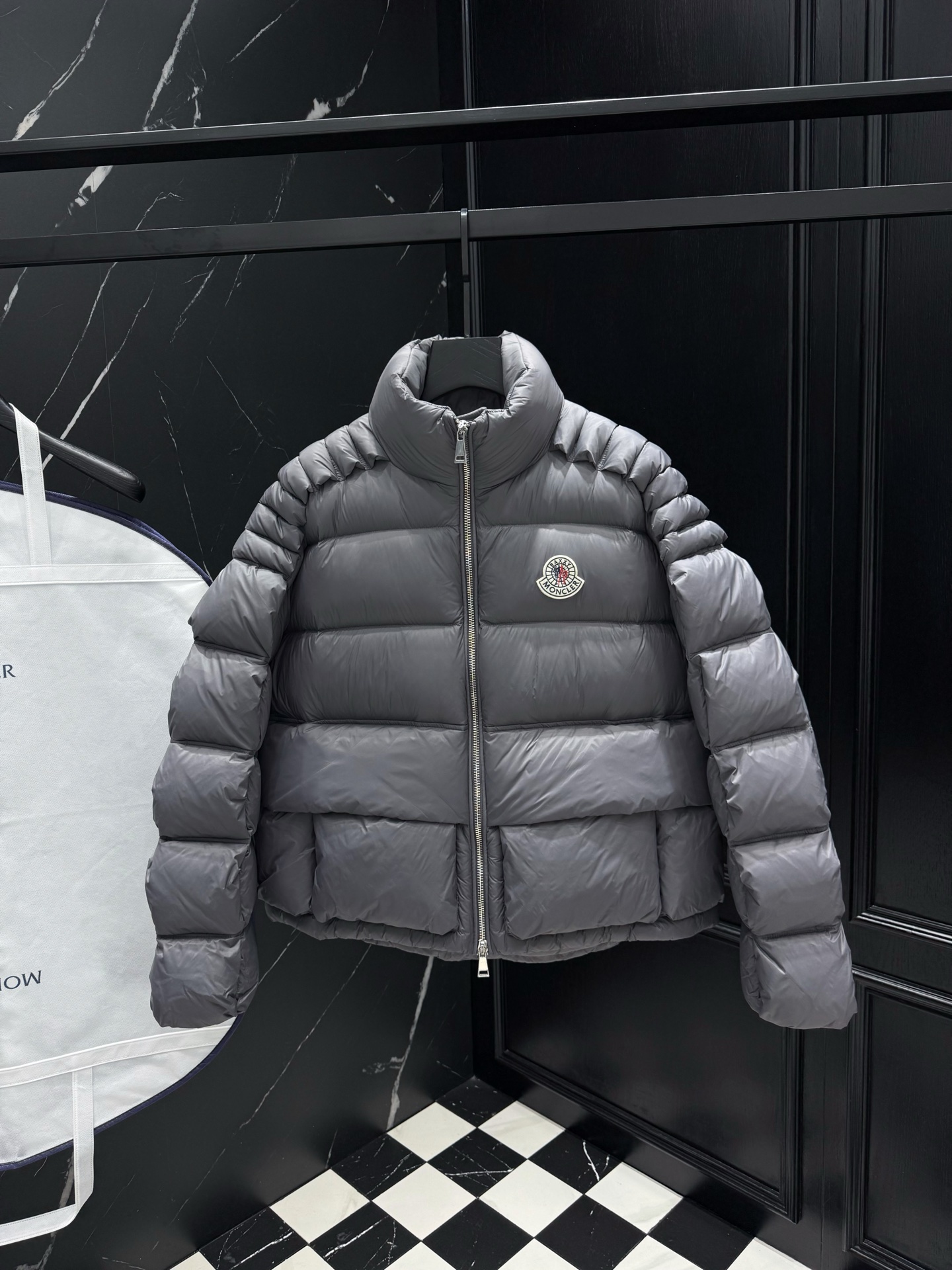 NO:628776,2025 new autumn and winter new original 1:1 custom-made hardware accessories are all imported and original customization. Welcome to compare at the counter. Absolutely high quality. Made of top-grade 95 white duck down. Super soft. Full and fluffy. Super heavy fabric. Perfect workmanship. Note that the fabric is super comfortable. Exclusive model. Non-market goods. Same size for men and women. 01234,,alexander wang198609092025秋冬新款原版1:1订制五金配件全进口原版定制 欢迎专柜对比 绝对的高品质 采用顶级95白鸭绒 超柔软 充羽量蓬松饱满 超级重面料做工杠杠的版型完美 注意面料超舒服 独家款 非市场货 男女同款尺码01234,,alexander wang,Men's clothing