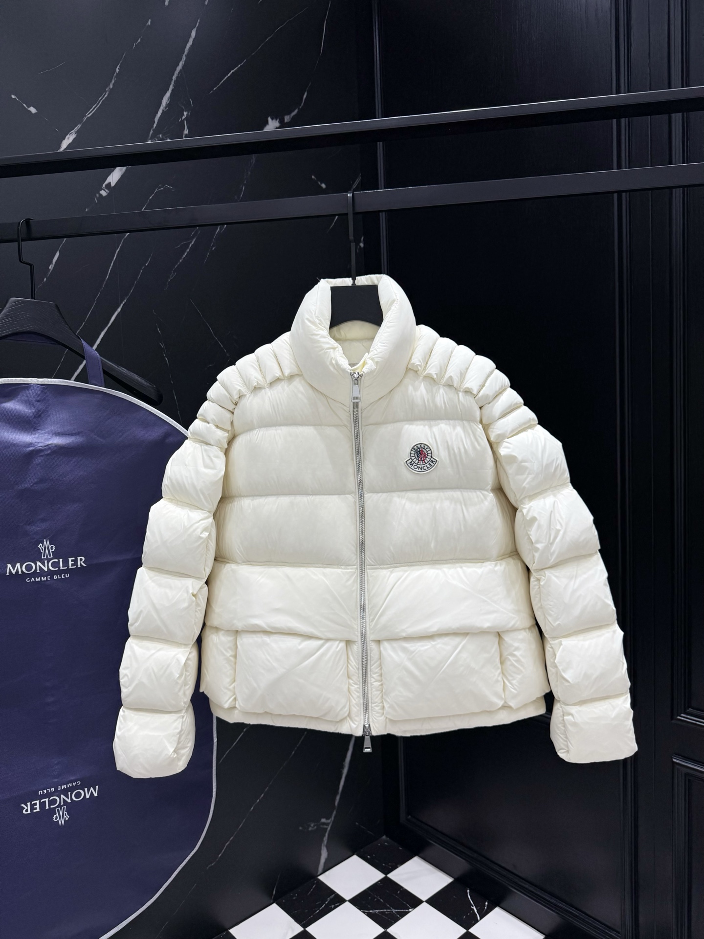 NO:623399,2025 new autumn and winter new original 1:1 custom-made hardware accessories are all imported and original customization. Welcome to compare at the counter. Absolutely high quality. Made of top-grade 95 white duck down. Super soft. Full and fluffy. Super heavy fabric. Perfect workmanship. Note that the fabric is super comfortable. Exclusive model. Non-market goods. Same size for men and women. 01234,,alexander wang198609092025秋冬新款原版1:1订制五金配件全进口原版定制 欢迎专柜对比 绝对的高品质 采用顶级95白鸭绒 超柔软 充羽量蓬松饱满 超级重面料做工杠杠的版型完美 注意面料超舒服 独家款 非市场货 男女同款尺码01234,,alexander wang,Men's clothing