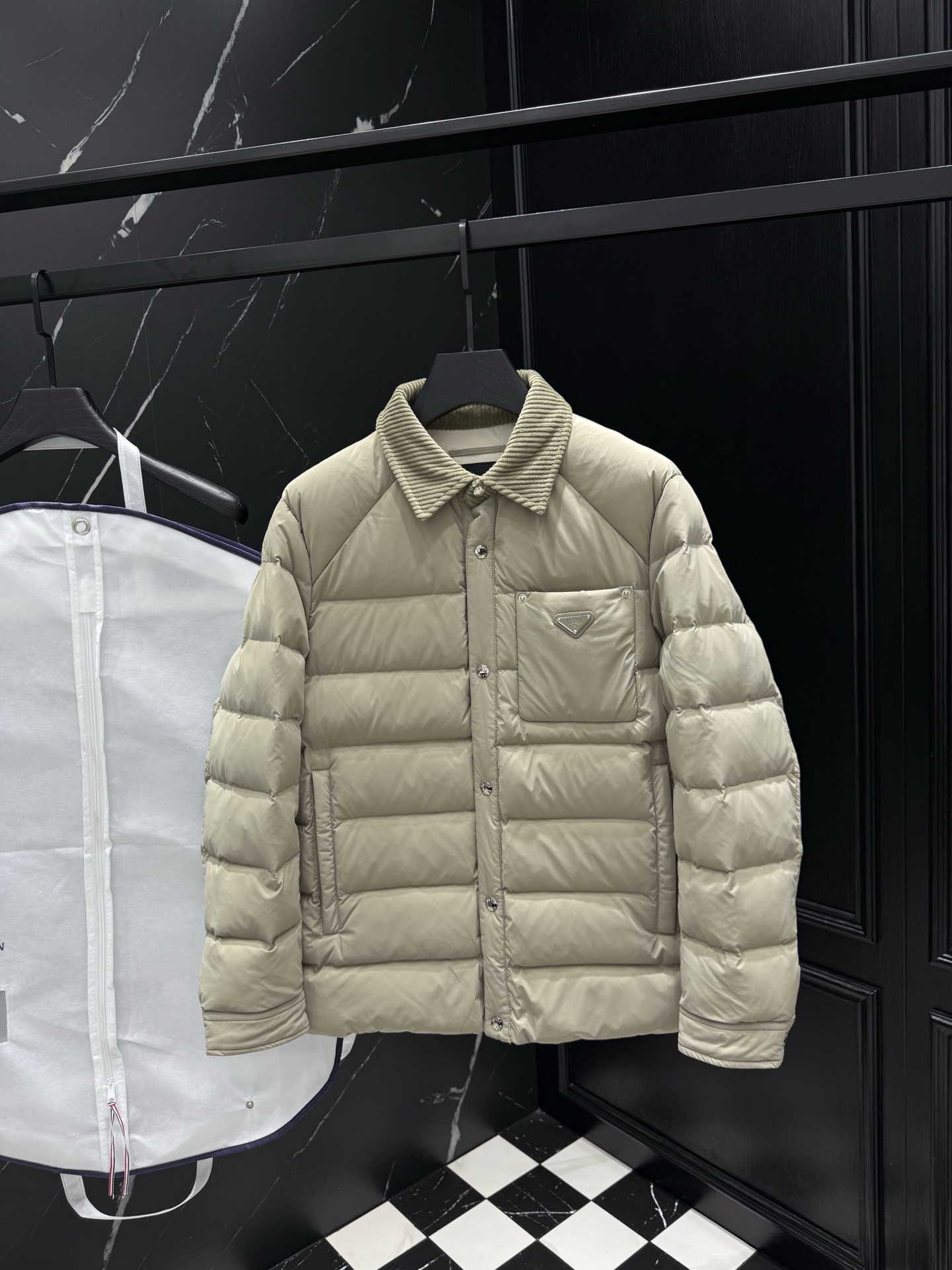 NO:628815,2025 new autumn and winter new original 1:1 customized hardware accessories are all imported and original customization. Welcome to compare at the counter. Absolutely high quality. Made of top-grade 95 white duck down. Super soft. Filled with fluffy and full feathers. Super heavy fabrics with perfect workmanship. Pay attention to the fabrics are super comfortable. Exclusive model. Non-market goods. Same size for men and women, M ~ XXXL,, alexander wang198609092025秋冬新款原版1:1订制五金配件全进口原版定制 欢迎专柜对比 绝对的高品质 采用顶级95白鸭绒 超柔软 充羽量蓬松饱满 超级重面料做工杠杠的版型完美 注意面料超舒服 独家款 非市场货 男女同款尺码M ～XXXL,,alexander wang,Men's clothing