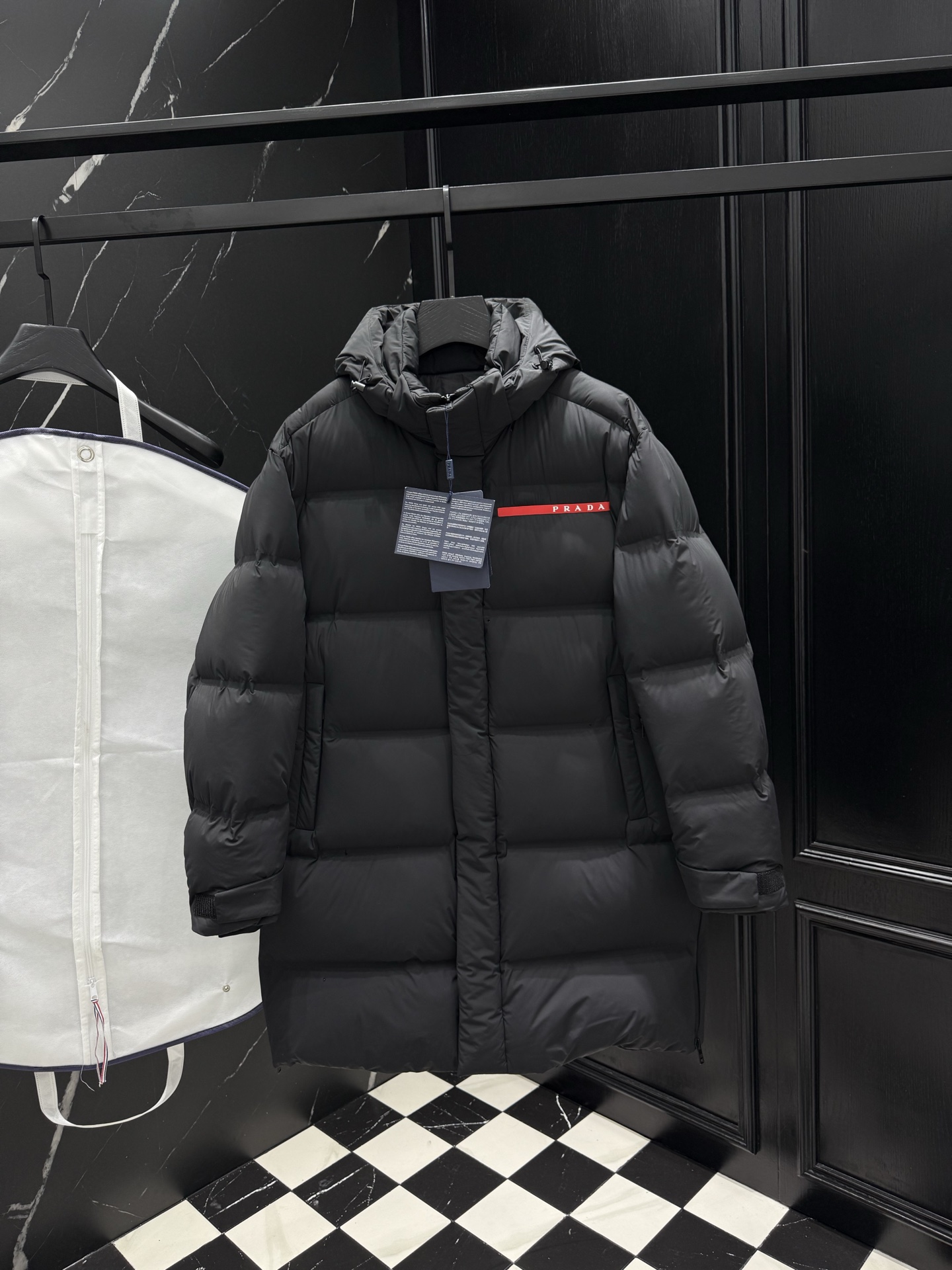 NO:623384,2025 autumn and winter new original 1:1 customized hardware accessories are all imported and original customization. Welcome to compare at the counter. Absolutely high quality. Made of top-grade 95 white duck down. Super soft. Full and fluffy. Super heavy fabrics with perfect workmanship. Pay attention to the fabrics are super comfortable. Exclusive model. Non-market goods. Same size for men and women. M ~XXXL,,alexander wang198609092025秋冬新款原版1:1订制五金配件全进口原版定制 欢迎专柜对比 绝对的高品质 采用顶级95白鸭绒 超柔软 充羽量蓬松饱满 超级重面料做工杠杠的版型完美 注意面料超舒服 独家款 非市场货 男女同款尺码M ~XXXL,,alexander wang,Men's clothing