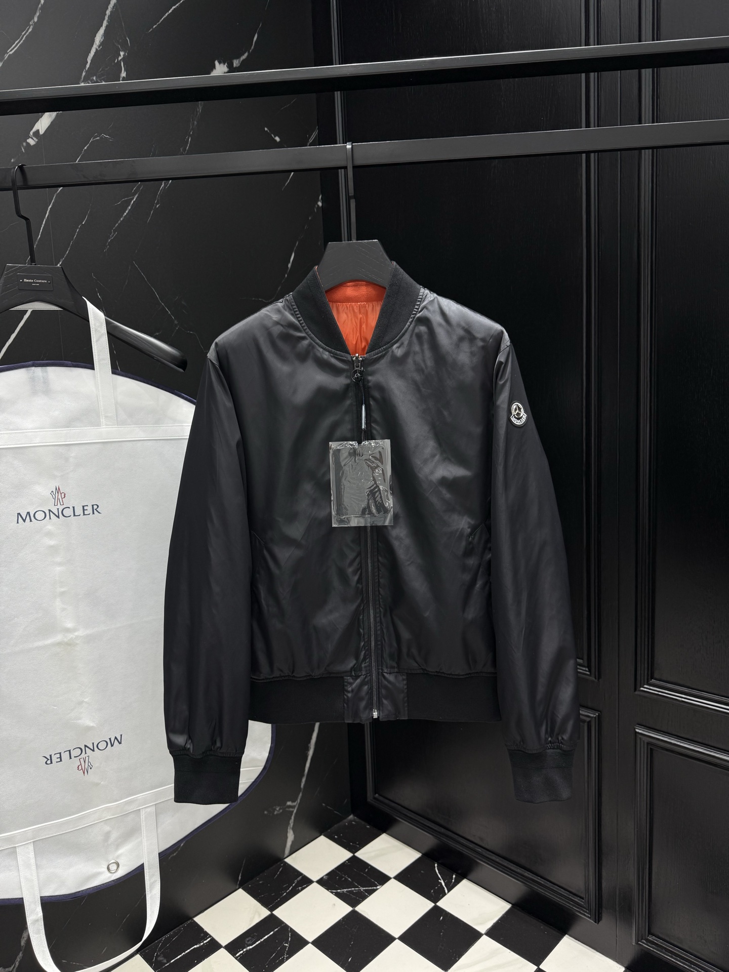 NO:623364,2025 autumn and winter new style (double-sided) original 1:1 customized hardware accessories, all imported and original customization. Welcome to compare at the counter. Absolutely high quality. Made of top-grade 95 white duck down. Super soft. Filled with fluffy and full feathers. Super heavy fabrics with perfect workmanship. Note that the fabric is super comfortable. Exclusive model. Non-market goods. Same size for men and women: 12345, alexander wang198609092025秋冬新款（双面穿）原版1:1订制五金配件全进口原版定制 欢迎专柜对比 绝对的高品质 采用顶级95白鸭绒 超柔软 充羽量蓬松饱满 超级重面料做工杠杠的版型完美 注意面料超舒服 独家款 非市场货 男女同款尺码12345,,alexander wang,Men's clothing