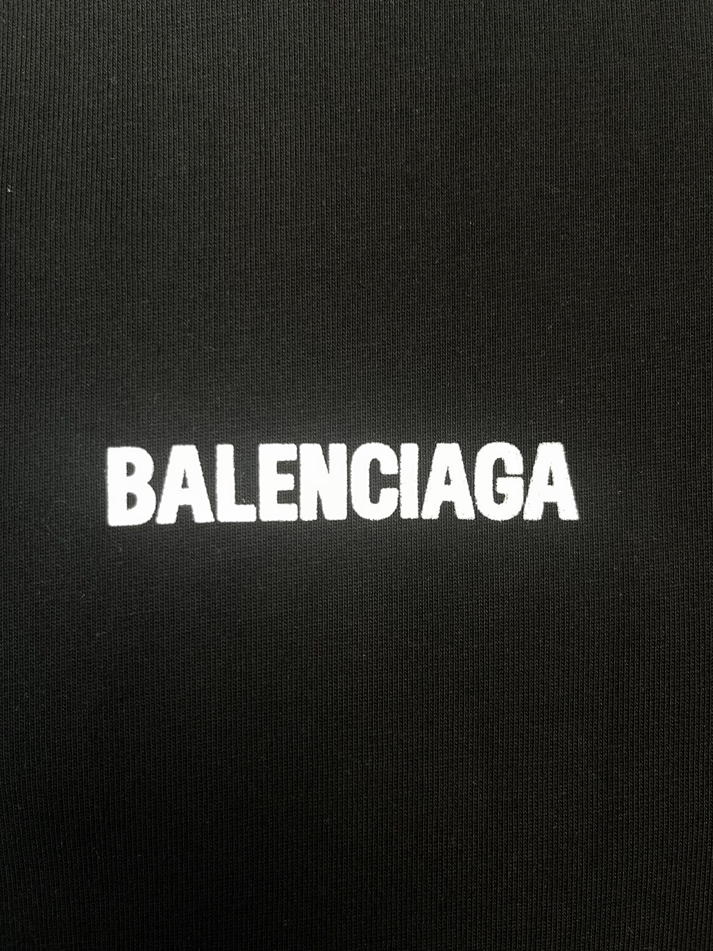 p110（顶级版本，官网品质）BALENCI*GA/巴黎#经典款. 前后经典字母印花短袖T恤#2025春夏季砖柜同步。                      
面料采用巴黎ZP定织定染全棉双纱克重330克、布面干净.布纹清晰，柔软舒适。螺纹釆用定染无色差。经典字母采用进口绣花机刺绣，字母清晰，效果立体，还原砖柜, 版型釆用OS宽松落肩版型.男女同款
颜色：黑色，白色
尺码：XS  S  M  L
