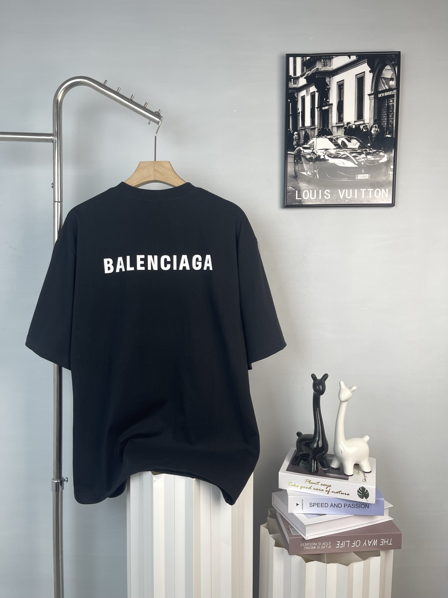 p110（顶级版本，官网品质）BALENCI*GA/巴黎#经典款. 前后经典字母印花短袖T恤#2025春夏季砖柜同步。                      
面料采用巴黎ZP定织定染全棉双纱克重330克、布面干净.布纹清晰，柔软舒适。螺纹釆用定染无色差。经典字母采用进口绣花机刺绣，字母清晰，效果立体，还原砖柜, 版型釆用OS宽松落肩版型.男女同款
颜色：黑色，白色
尺码：XS  S  M  L
