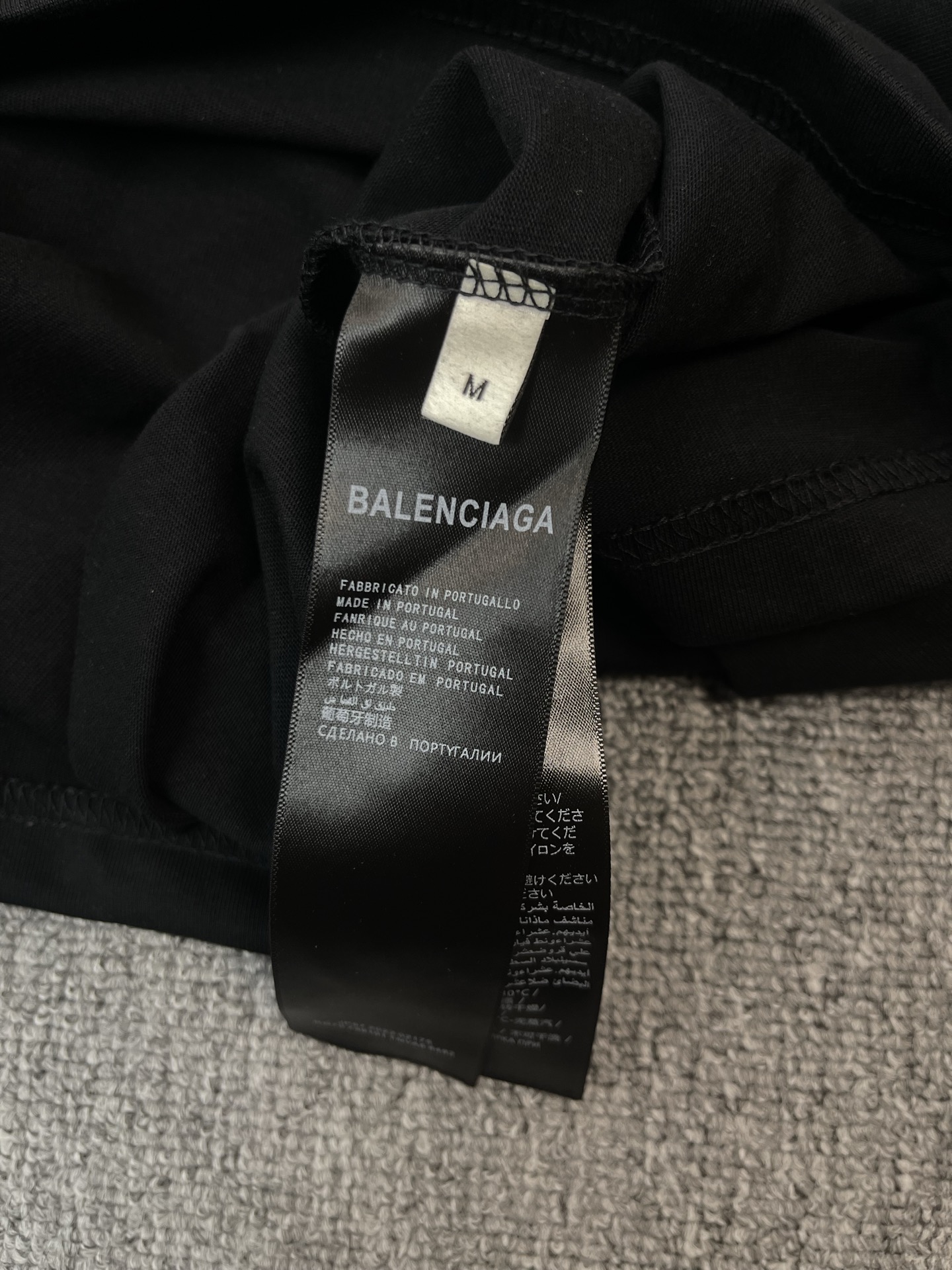 p110（顶级版本，官网品质）BALENCI*GA/巴黎#经典款. 前后经典字母印花短袖T恤#2025春夏季砖柜同步。                      
面料采用巴黎ZP定织定染全棉双纱克重330克、布面干净.布纹清晰，柔软舒适。螺纹釆用定染无色差。经典字母采用进口绣花机刺绣，字母清晰，效果立体，还原砖柜, 版型釆用OS宽松落肩版型.男女同款
颜色：黑色，白色
尺码：XS  S  M  L
