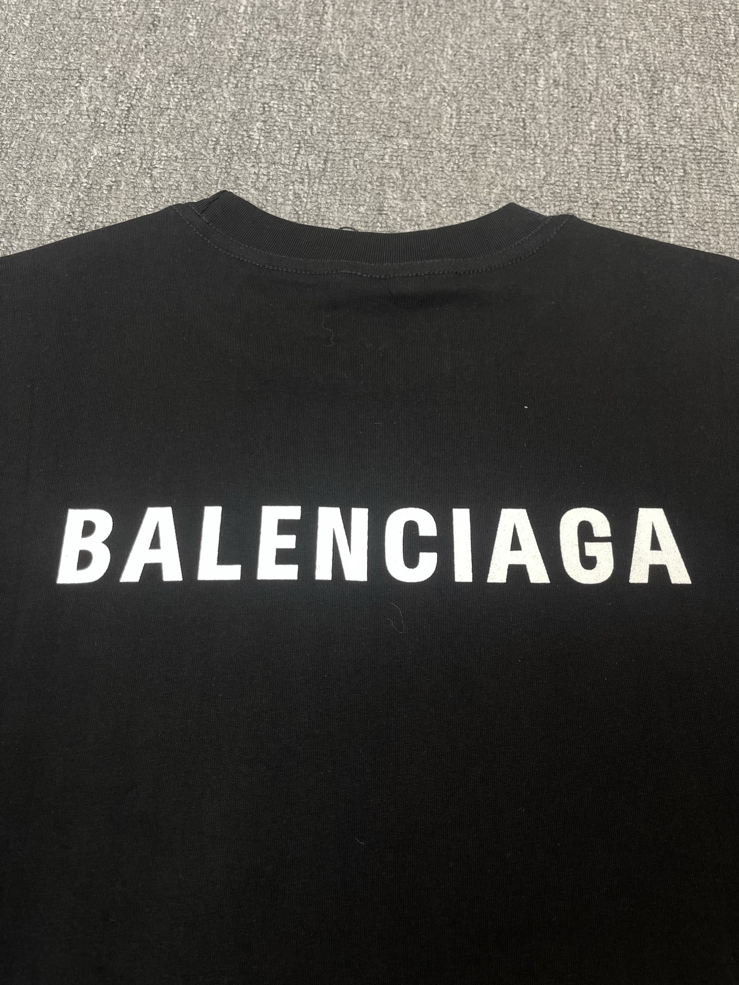 p110（顶级版本，官网品质）BALENCI*GA/巴黎#经典款. 前后经典字母印花短袖T恤#2025春夏季砖柜同步。                      
面料采用巴黎ZP定织定染全棉双纱克重330克、布面干净.布纹清晰，柔软舒适。螺纹釆用定染无色差。经典字母采用进口绣花机刺绣，字母清晰，效果立体，还原砖柜, 版型釆用OS宽松落肩版型.男女同款
颜色：黑色，白色
尺码：XS  S  M  L