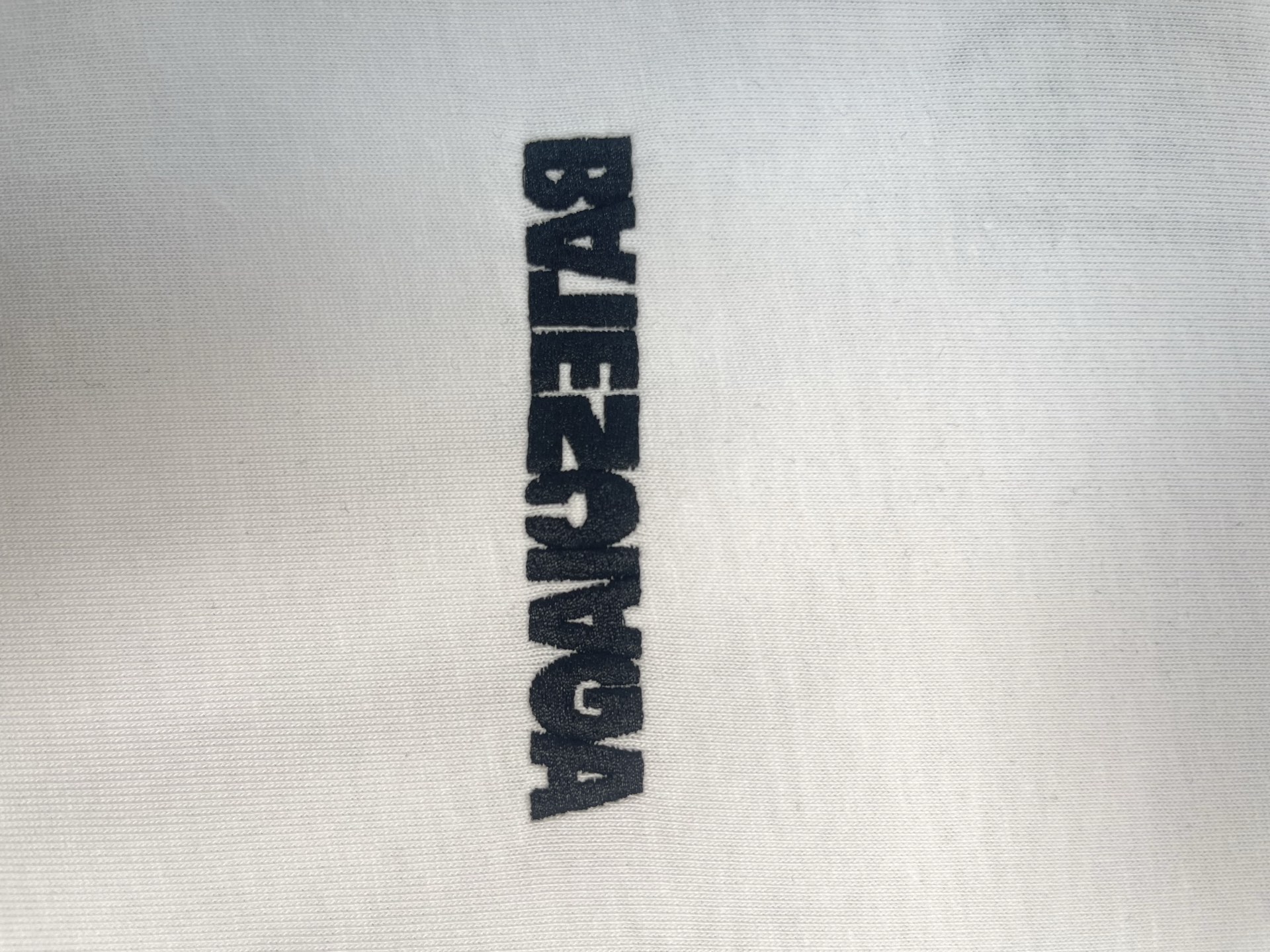 P110(顶级版本,官网品质)面料350克
Balenciaga/巴黎世家 反字母刺绣圆领短袖。 采用26S/1*2精棉双纱平纹,;搭配32S + 70D拉架95/精棉*5%氨纶双纱罗纹
原¥45,300购买、对色定染、字母刺绣工艺、圆领宽松版型、新版辅料配备!。对版定染新色面料做无尘工艺减轻了掉毛和毛灰的情况。螺纹运用混纺工艺,罗纹引进的32针高端纺织,70D超细弹力缝线,接近无感的走线,舒适贴合身形。oversize宽松廓形设计,基础款圆领领口落肩线,自上而下采用纵向坑条织码,领口、袖口、下摆均有罗口收口起到防风效果,袖长比常规毛衣会更偏长突出细节感。成衣厚度与原版一致,另做定型处理,上身挺阔不易变形。
size:XS-L
颜色:黑色。白色