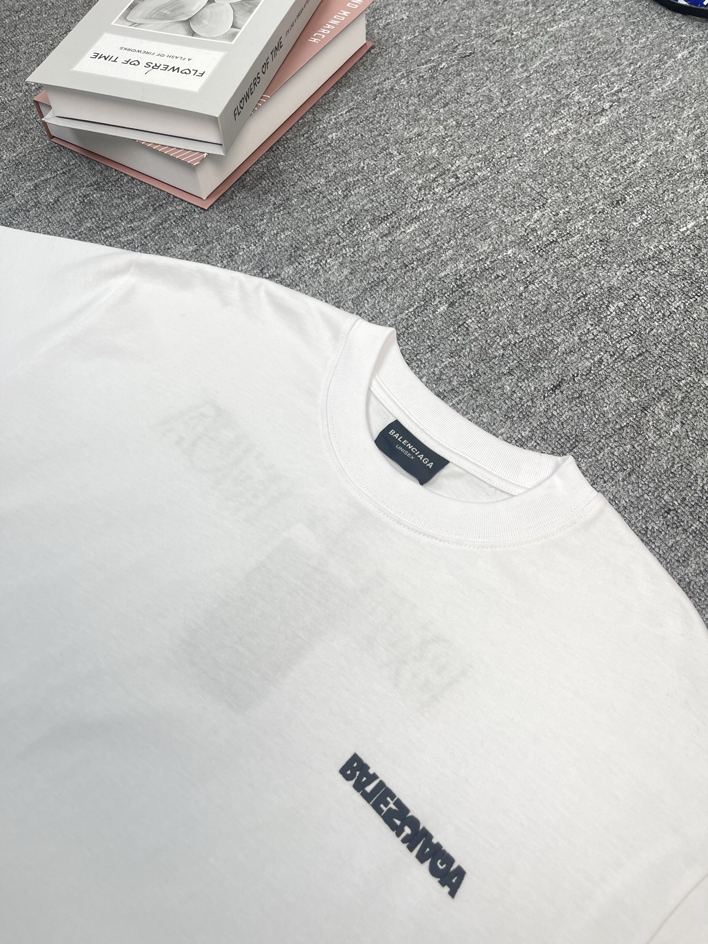 P110(顶级版本,官网品质)面料350克
Balenciaga/巴黎世家 反字母刺绣圆领短袖。 采用26S/1*2精棉双纱平纹,;搭配32S + 70D拉架95/精棉*5%氨纶双纱罗纹
原¥45,300购买、对色定染、字母刺绣工艺、圆领宽松版型、新版辅料配备!。对版定染新色面料做无尘工艺减轻了掉毛和毛灰的情况。螺纹运用混纺工艺,罗纹引进的32针高端纺织,70D超细弹力缝线,接近无感的走线,舒适贴合身形。oversize宽松廓形设计,基础款圆领领口落肩线,自上而下采用纵向坑条织码,领口、袖口、下摆均有罗口收口起到防风效果,袖长比常规毛衣会更偏长突出细节感。成衣厚度与原版一致,另做定型处理,上身挺阔不易变形。
size:XS-L
颜色:黑色。白色