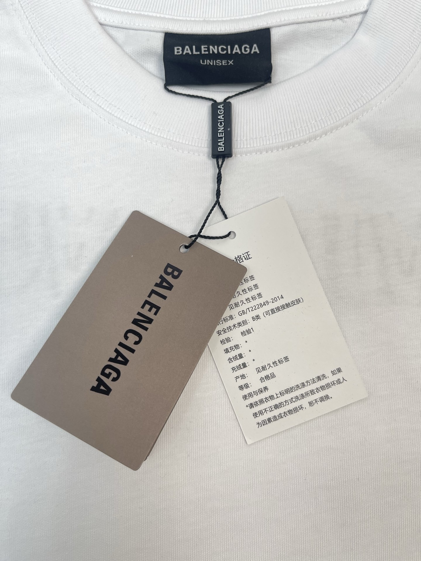 P110(顶级版本,官网品质)面料350克
Balenciaga/巴黎世家 反字母刺绣圆领短袖。 采用26S/1*2精棉双纱平纹,;搭配32S + 70D拉架95/精棉*5%氨纶双纱罗纹
原¥45,300购买、对色定染、字母刺绣工艺、圆领宽松版型、新版辅料配备!。对版定染新色面料做无尘工艺减轻了掉毛和毛灰的情况。螺纹运用混纺工艺,罗纹引进的32针高端纺织,70D超细弹力缝线,接近无感的走线,舒适贴合身形。oversize宽松廓形设计,基础款圆领领口落肩线,自上而下采用纵向坑条织码,领口、袖口、下摆均有罗口收口起到防风效果,袖长比常规毛衣会更偏长突出细节感。成衣厚度与原版一致,另做定型处理,上身挺阔不易变形。
size:XS-L
颜色:黑色。白色