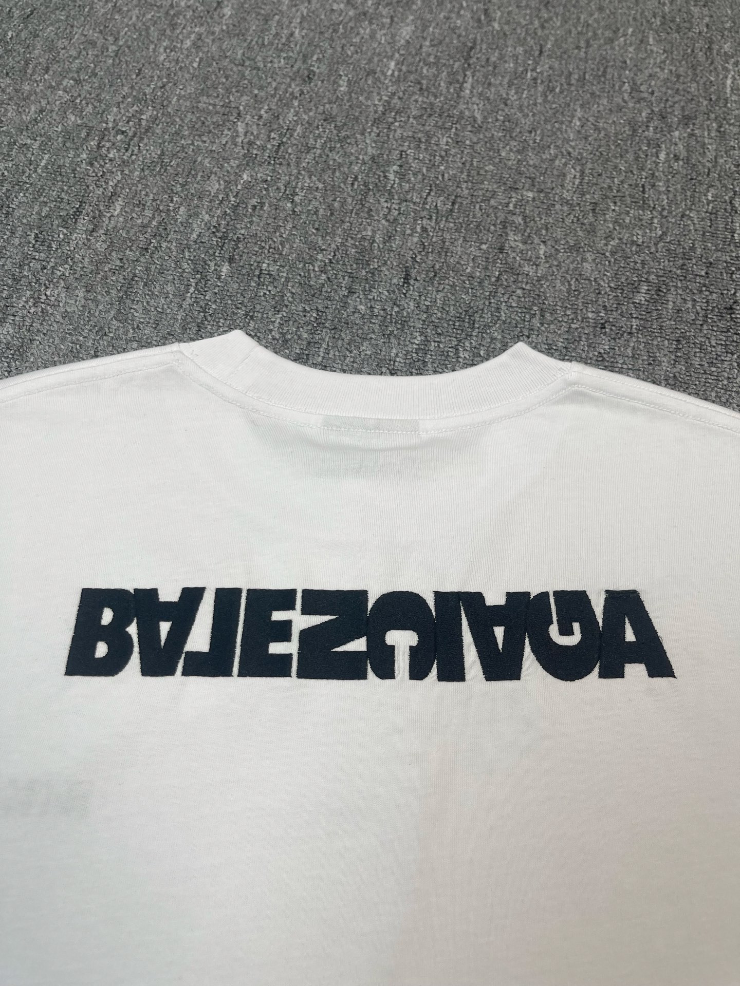 P110(顶级版本,官网品质)面料350克
Balenciaga/巴黎世家 反字母刺绣圆领短袖。 采用26S/1*2精棉双纱平纹,;搭配32S + 70D拉架95/精棉*5%氨纶双纱罗纹
原¥45,300购买、对色定染、字母刺绣工艺、圆领宽松版型、新版辅料配备!。对版定染新色面料做无尘工艺减轻了掉毛和毛灰的情况。螺纹运用混纺工艺,罗纹引进的32针高端纺织,70D超细弹力缝线,接近无感的走线,舒适贴合身形。oversize宽松廓形设计,基础款圆领领口落肩线,自上而下采用纵向坑条织码,领口、袖口、下摆均有罗口收口起到防风效果,袖长比常规毛衣会更偏长突出细节感。成衣厚度与原版一致,另做定型处理,上身挺阔不易变形。
size:XS-L
颜色:黑色。白色