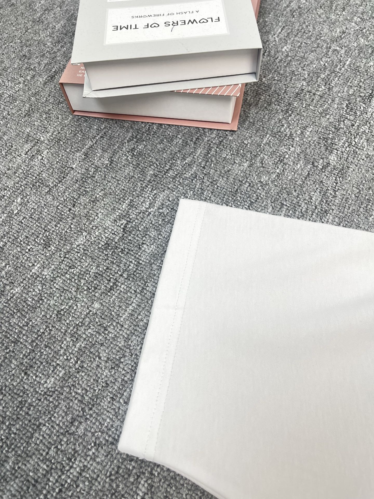 P110(顶级版本,官网品质)面料350克
Balenciaga/巴黎世家 反字母刺绣圆领短袖。 采用26S/1*2精棉双纱平纹,;搭配32S + 70D拉架95/精棉*5%氨纶双纱罗纹
原¥45,300购买、对色定染、字母刺绣工艺、圆领宽松版型、新版辅料配备!。对版定染新色面料做无尘工艺减轻了掉毛和毛灰的情况。螺纹运用混纺工艺,罗纹引进的32针高端纺织,70D超细弹力缝线,接近无感的走线,舒适贴合身形。oversize宽松廓形设计,基础款圆领领口落肩线,自上而下采用纵向坑条织码,领口、袖口、下摆均有罗口收口起到防风效果,袖长比常规毛衣会更偏长突出细节感。成衣厚度与原版一致,另做定型处理,上身挺阔不易变形。
size:XS-L
颜色:黑色。白色