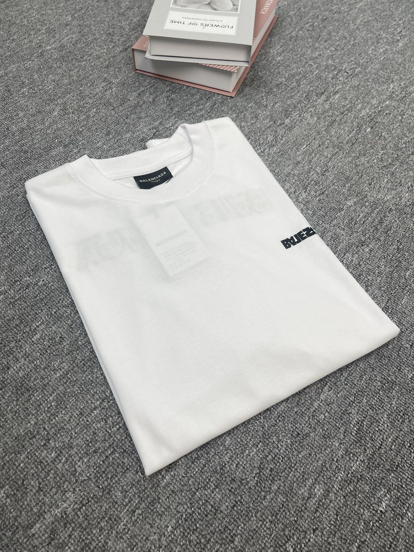 P110(顶级版本,官网品质)面料350克
Balenciaga/巴黎世家 反字母刺绣圆领短袖。 采用26S/1*2精棉双纱平纹,;搭配32S + 70D拉架95/精棉*5%氨纶双纱罗纹
原¥45,300购买、对色定染、字母刺绣工艺、圆领宽松版型、新版辅料配备!。对版定染新色面料做无尘工艺减轻了掉毛和毛灰的情况。螺纹运用混纺工艺,罗纹引进的32针高端纺织,70D超细弹力缝线,接近无感的走线,舒适贴合身形。oversize宽松廓形设计,基础款圆领领口落肩线,自上而下采用纵向坑条织码,领口、袖口、下摆均有罗口收口起到防风效果,袖长比常规毛衣会更偏长突出细节感。成衣厚度与原版一致,另做定型处理,上身挺阔不易变形。
size:XS-L
颜色:黑色。白色
