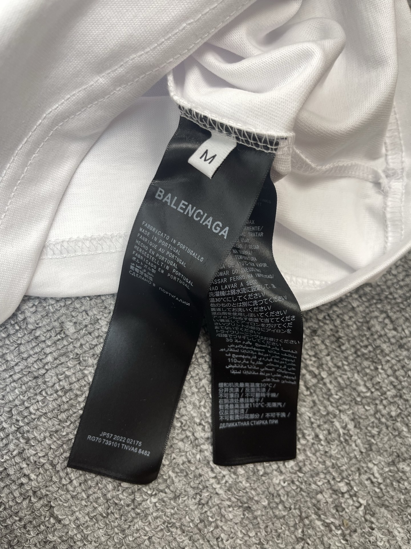 P110(顶级版本,官网品质)面料350克
Balenciaga/巴黎世家 反字母刺绣圆领短袖。 采用26S/1*2精棉双纱平纹,;搭配32S + 70D拉架95/精棉*5%氨纶双纱罗纹
原¥45,300购买、对色定染、字母刺绣工艺、圆领宽松版型、新版辅料配备!。对版定染新色面料做无尘工艺减轻了掉毛和毛灰的情况。螺纹运用混纺工艺,罗纹引进的32针高端纺织,70D超细弹力缝线,接近无感的走线,舒适贴合身形。oversize宽松廓形设计,基础款圆领领口落肩线,自上而下采用纵向坑条织码,领口、袖口、下摆均有罗口收口起到防风效果,袖长比常规毛衣会更偏长突出细节感。成衣厚度与原版一致,另做定型处理,上身挺阔不易变形。
size:XS-L
颜色:黑色。白色