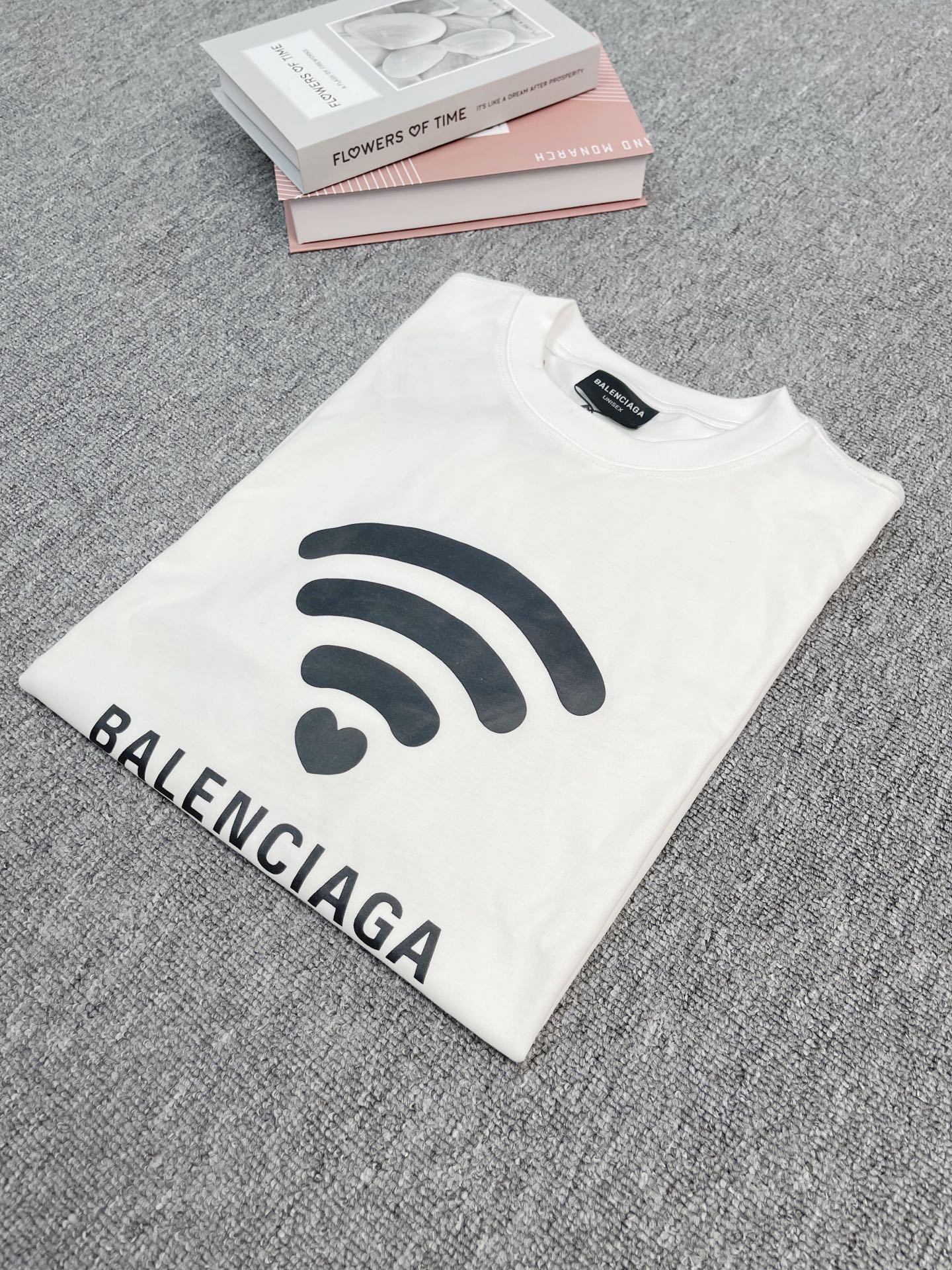 p110（顶级版本，区别市场通货）
【顶级版本.官网品质】BALENCI*GA/巴黎.2024限定款.520限定WI-FI 走秀款印花短袖T恤.砖柜同步.第一时间正品研制，欢印对比！面料采用巴黎ZP定织定染全棉双纱。克重330克，布面干净.布纹清晰，柔软舒适，。螺纹釆用定染无色差。印花采用环保进口材料.字母清晰，效果立体。版型釆用OS宽松落肩版型. 男女同款
颜色:黑色.白色
尺码：XS.S.M.L