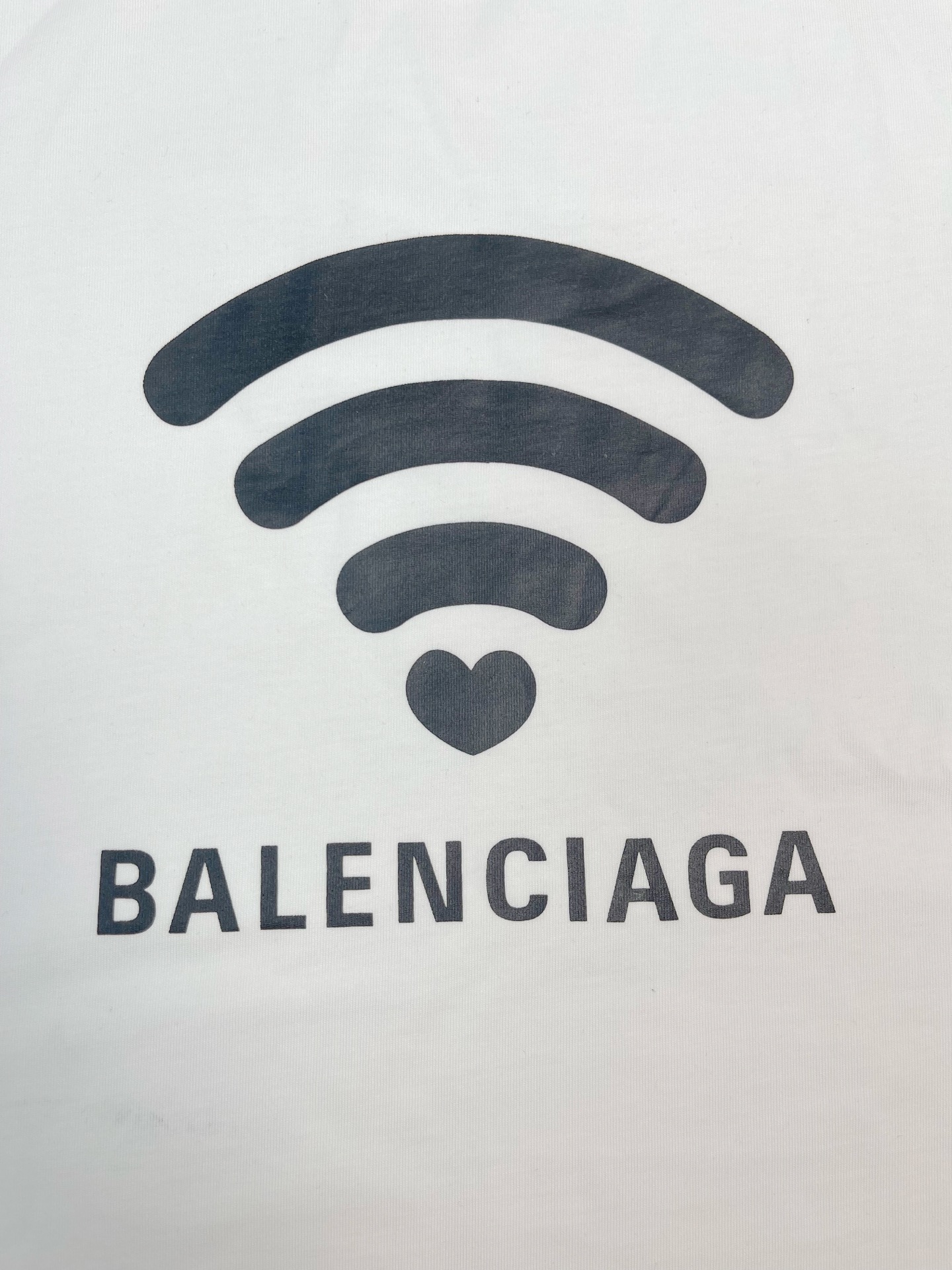 p110（顶级版本，区别市场通货）
【顶级版本.官网品质】BALENCI*GA/巴黎.2024限定款.520限定WI-FI 走秀款印花短袖T恤.砖柜同步.第一时间正品研制，欢印对比！面料采用巴黎ZP定织定染全棉双纱。克重330克，布面干净.布纹清晰，柔软舒适，。螺纹釆用定染无色差。印花采用环保进口材料.字母清晰，效果立体。版型釆用OS宽松落肩版型. 男女同款
颜色:黑色.白色
尺码：XS.S.M.L