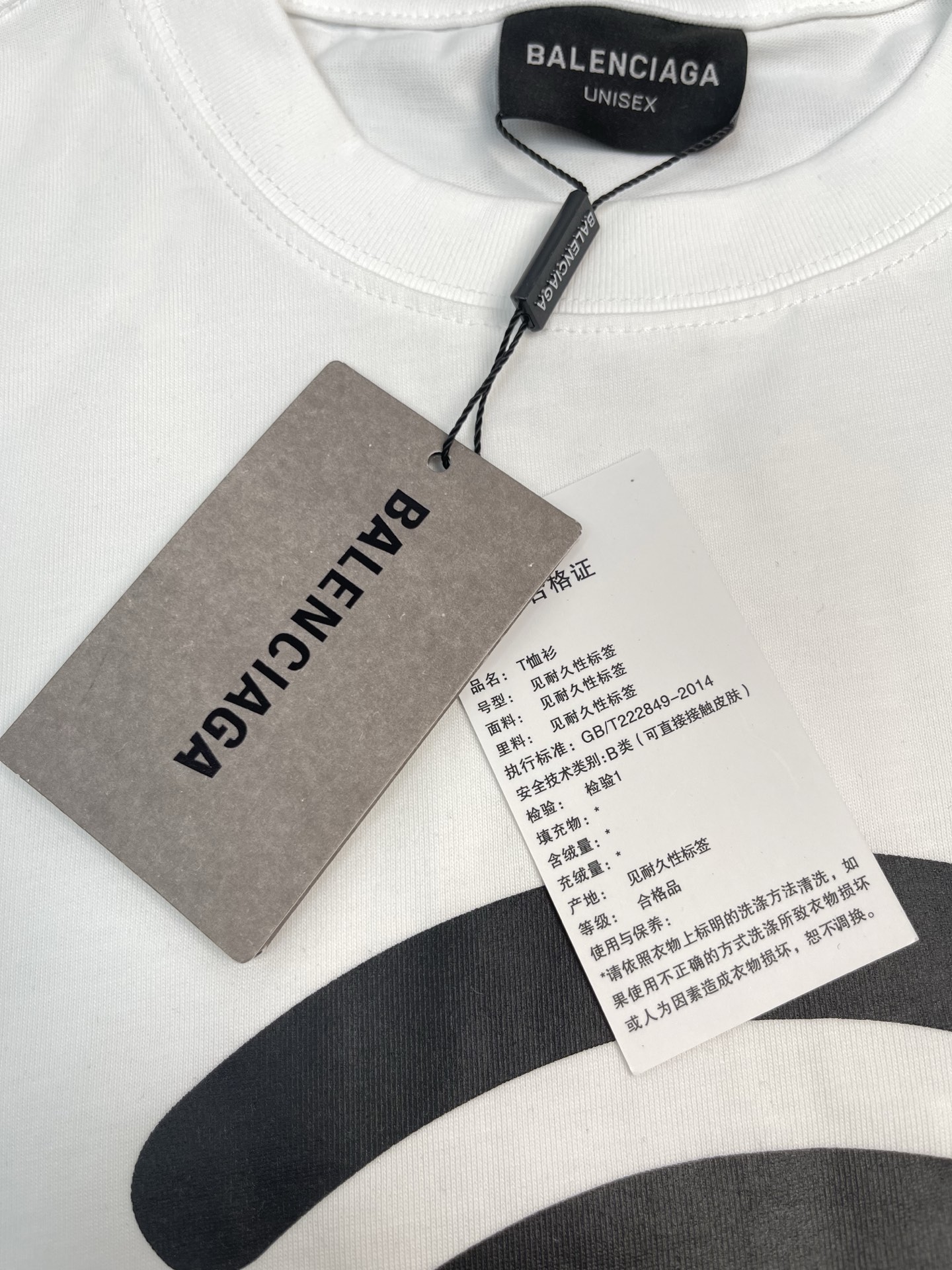 p110（顶级版本，区别市场通货）
【顶级版本.官网品质】BALENCI*GA/巴黎.2024限定款.520限定WI-FI 走秀款印花短袖T恤.砖柜同步.第一时间正品研制，欢印对比！面料采用巴黎ZP定织定染全棉双纱。克重330克，布面干净.布纹清晰，柔软舒适，。螺纹釆用定染无色差。印花采用环保进口材料.字母清晰，效果立体。版型釆用OS宽松落肩版型. 男女同款
颜色:黑色.白色
尺码：XS.S.M.L