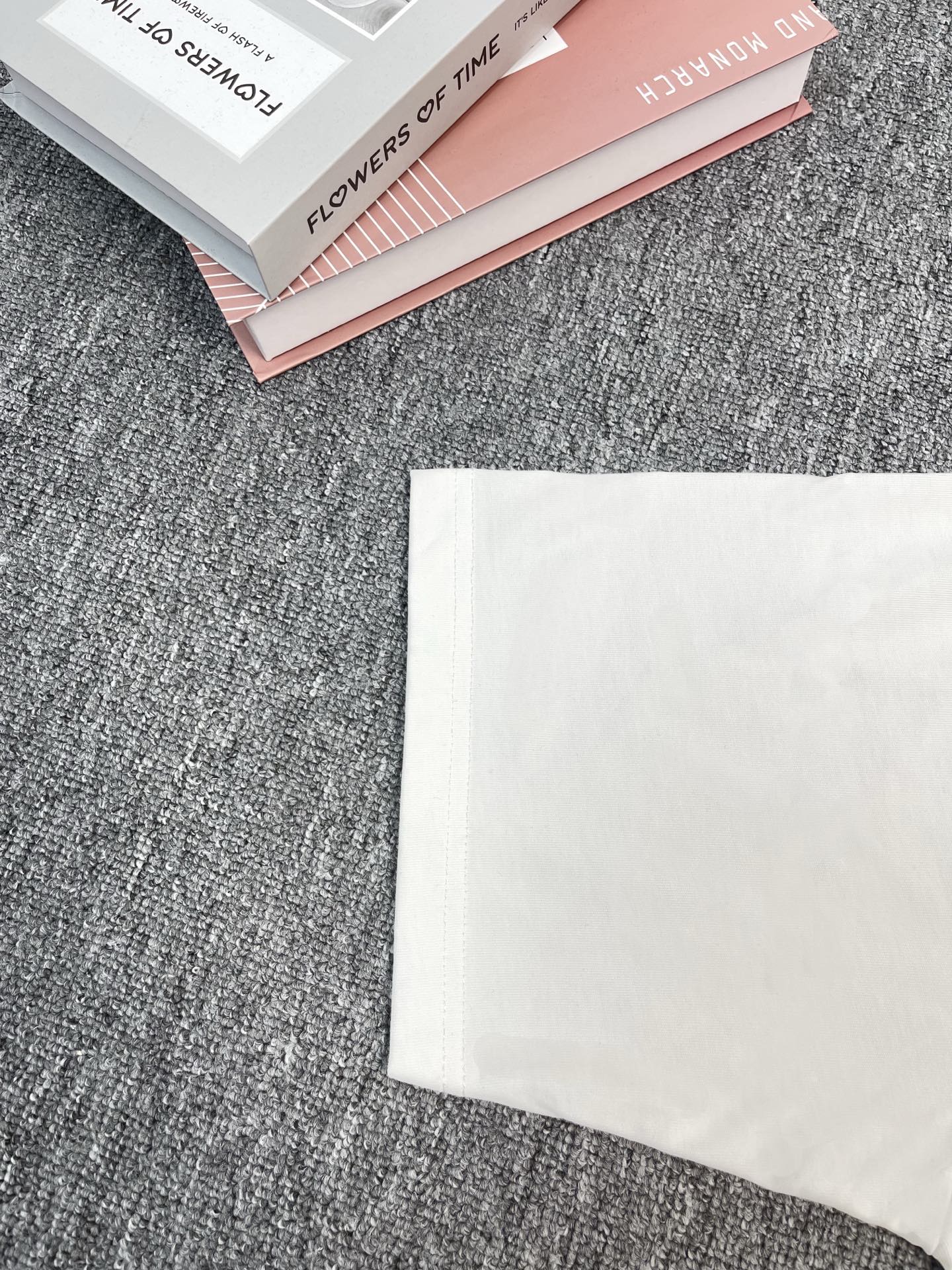 p110（顶级版本，区别市场通货）
【顶级版本.官网品质】BALENCI*GA/巴黎.2024限定款.520限定WI-FI 走秀款印花短袖T恤.砖柜同步.第一时间正品研制，欢印对比！面料采用巴黎ZP定织定染全棉双纱。克重330克，布面干净.布纹清晰，柔软舒适，。螺纹釆用定染无色差。印花采用环保进口材料.字母清晰，效果立体。版型釆用OS宽松落肩版型. 男女同款
颜色:黑色.白色
尺码：XS.S.M.L