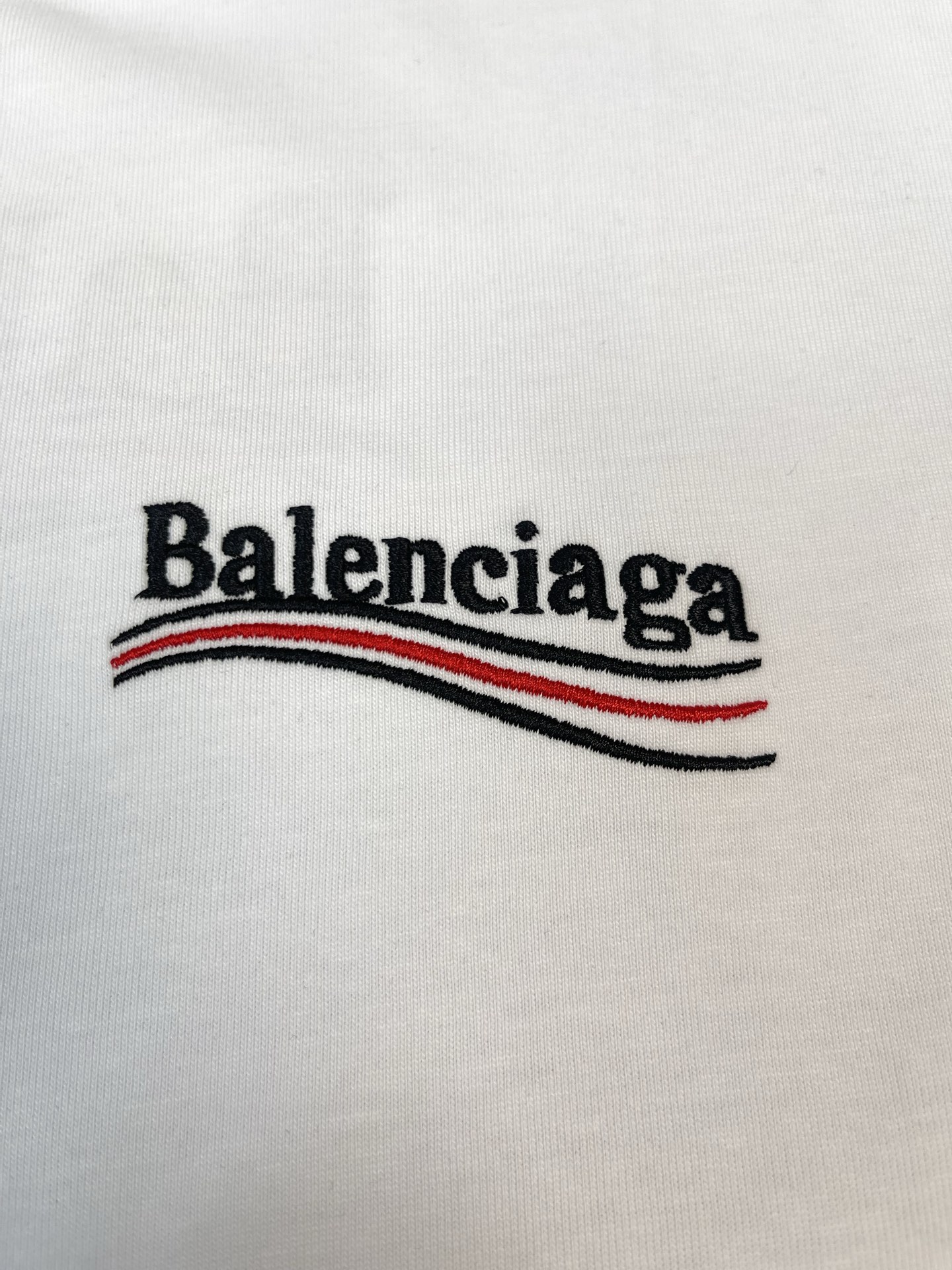 P115绣款 (顶级版本,官网品质)
BALENCIAGA/巴黎世家2024 SS 经典可乐海浪刺绣短袖T恤
✅本市场No.1的质量 真正天花板品质
✅全部原版开发注意细节图 避免被盗图商家混发
✅正确350g定制定染纯棉双纱面料 定染螺纹无色差
✅进口田岛绣花机器25万刺绣 效果饱满 立体清晰 无毛边
✅绣花线按正品颜色刺绣 无色差 超重工艺 区别市场通货
这里解释一下为什么我比别人贵一点,
1.看似是简单的印花或绣花 其实一点都不简单 10000%进口机还原 不是嘴上说 欢迎对比同行
2.每款均为公司出品 细节做工面料均和正品一致. 保证和专柜无色差. 复刻不可怕 谁假谁尴尬。复刻不丢人 复刻还买不到正确版本才丢人。
3.注意螺纹领口均为某巴某黎原领口 高包裹度 领口宽度和柜柜精确到毫米 厚领口不易变形 高档货领口孤独都是还原柜柜 区别世面大领口普通垃圾短袖印个印花 上身锁骨都漏出来 就敢自称高版本 麻烦长长心吧 买过正品或者见过正品的客户 再拿我家货 都会回头下单 这就是质量 这就是品质
4.不同款式水洗麦主麦包括进口麦的颜色与编码都不一样 真正还原柜台 众所周知 巴黎世家每个季度的领标上英文或者颜色都不一样 区别世面清一色通货主麦水洗麦的快餐货
5.面料采用350g巴黎专用双纱 面料没人可以做的比我家更好 和市面上的普通版本真的没办法比 尊重一下 好歹也是正品几千元的东西 真的别去穿地摊货质量
6.做工全方位还原 包装全方位还原 成本巨高
7.我在这里作出保证这是你能找到的最高品质
尺码:XS-S-M-L (正确版本尺码很大)
颜色:黑色.白色