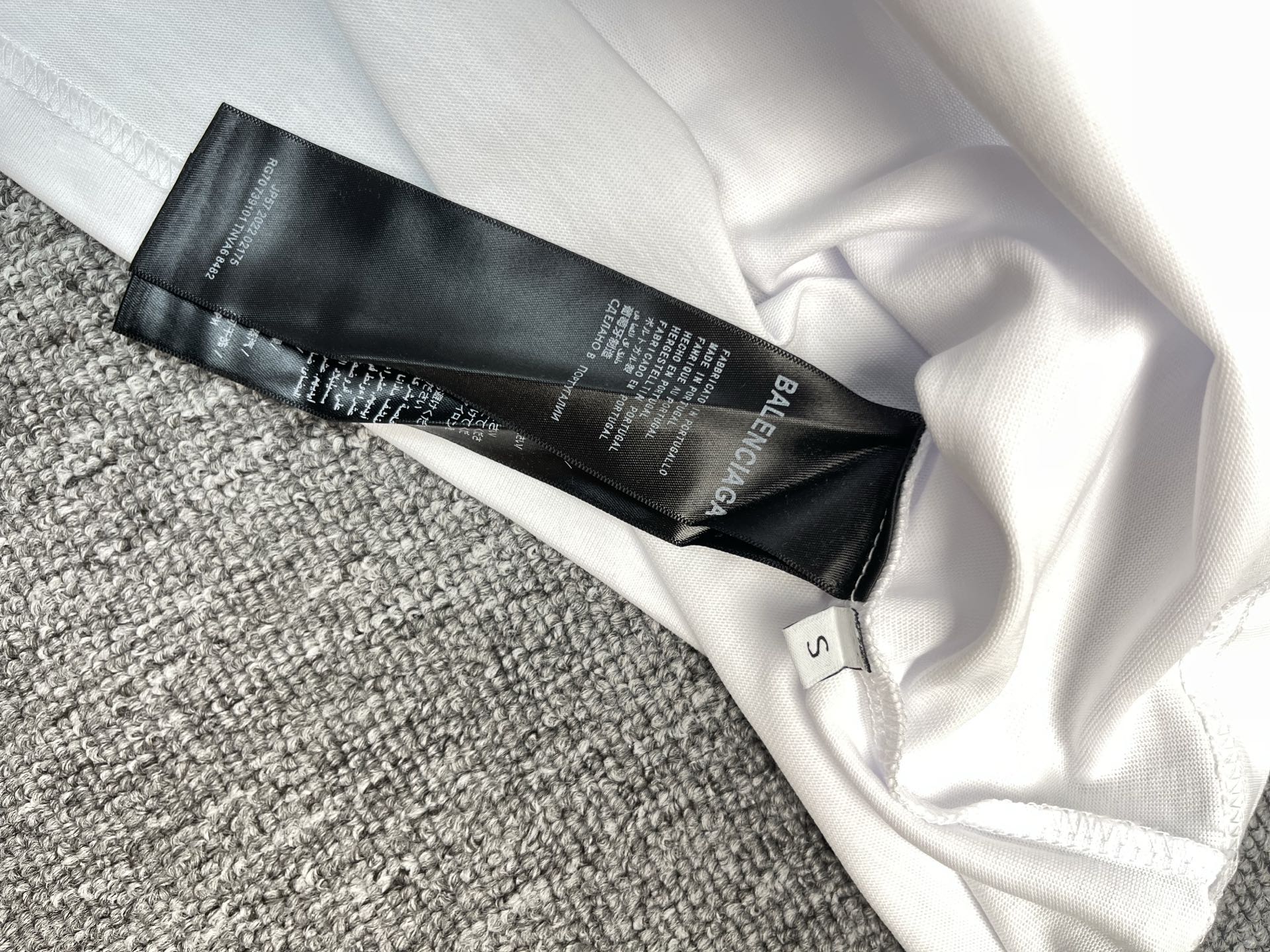 P115绣款 (顶级版本,官网品质)
BALENCIAGA/巴黎世家2024 SS 经典可乐海浪刺绣短袖T恤
✅本市场No.1的质量 真正天花板品质
✅全部原版开发注意细节图 避免被盗图商家混发
✅正确350g定制定染纯棉双纱面料 定染螺纹无色差
✅进口田岛绣花机器25万刺绣 效果饱满 立体清晰 无毛边
✅绣花线按正品颜色刺绣 无色差 超重工艺 区别市场通货
这里解释一下为什么我比别人贵一点,
1.看似是简单的印花或绣花 其实一点都不简单 10000%进口机还原 不是嘴上说 欢迎对比同行
2.每款均为公司出品 细节做工面料均和正品一致. 保证和专柜无色差. 复刻不可怕 谁假谁尴尬。复刻不丢人 复刻还买不到正确版本才丢人。
3.注意螺纹领口均为某巴某黎原领口 高包裹度 领口宽度和柜柜精确到毫米 厚领口不易变形 高档货领口孤独都是还原柜柜 区别世面大领口普通垃圾短袖印个印花 上身锁骨都漏出来 就敢自称高版本 麻烦长长心吧 买过正品或者见过正品的客户 再拿我家货 都会回头下单 这就是质量 这就是品质
4.不同款式水洗麦主麦包括进口麦的颜色与编码都不一样 真正还原柜台 众所周知 巴黎世家每个季度的领标上英文或者颜色都不一样 区别世面清一色通货主麦水洗麦的快餐货
5.面料采用350g巴黎专用双纱 面料没人可以做的比我家更好 和市面上的普通版本真的没办法比 尊重一下 好歹也是正品几千元的东西 真的别去穿地摊货质量
6.做工全方位还原 包装全方位还原 成本巨高
7.我在这里作出保证这是你能找到的最高品质
尺码:XS-S-M-L (正确版本尺码很大)
颜色:黑色.白色