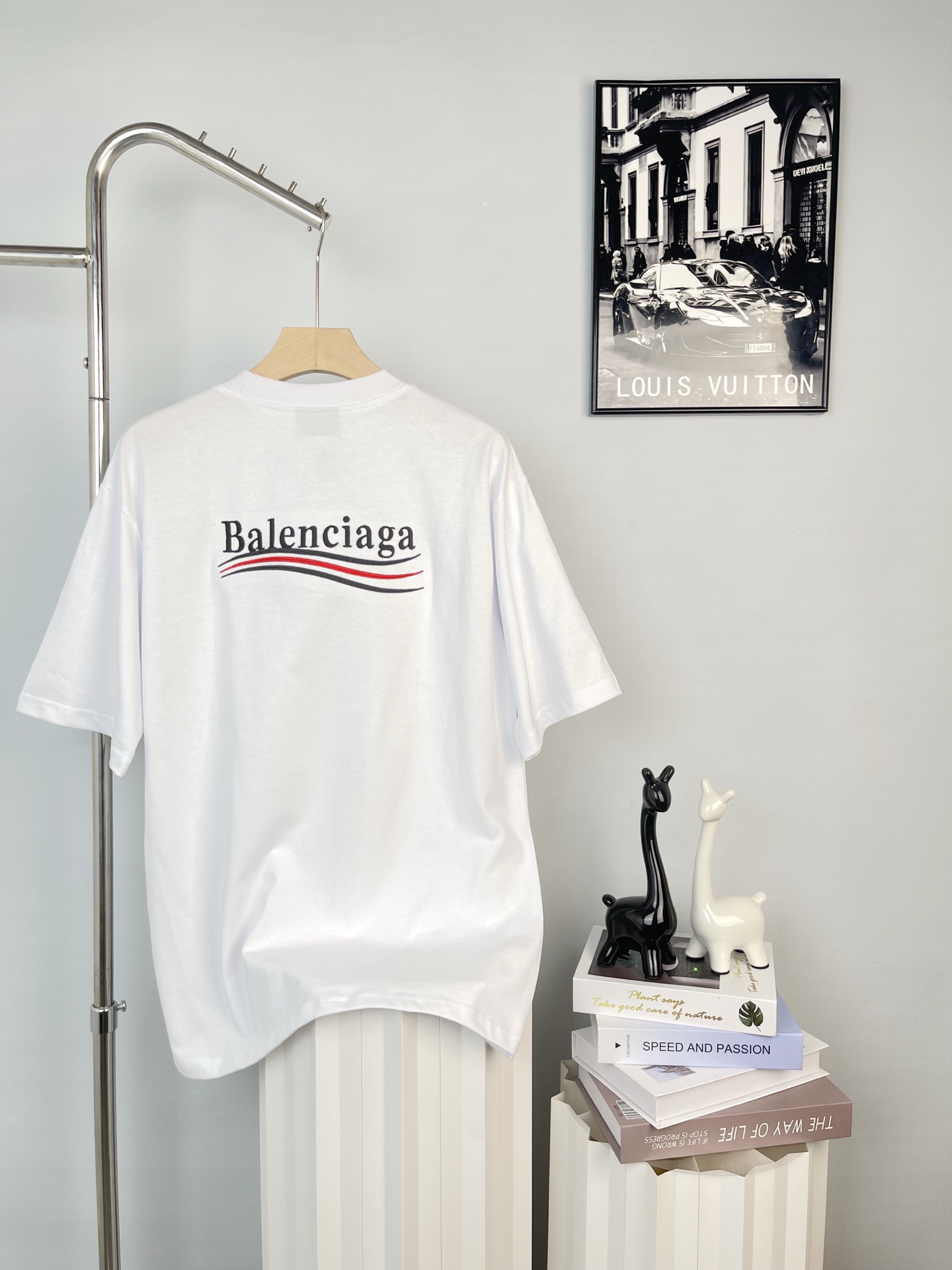 P115绣款 (顶级版本,官网品质)
BALENCIAGA/巴黎世家2024 SS 经典可乐海浪刺绣短袖T恤
✅本市场No.1的质量 真正天花板品质
✅全部原版开发注意细节图 避免被盗图商家混发
✅正确350g定制定染纯棉双纱面料 定染螺纹无色差
✅进口田岛绣花机器25万刺绣 效果饱满 立体清晰 无毛边
✅绣花线按正品颜色刺绣 无色差 超重工艺 区别市场通货
这里解释一下为什么我比别人贵一点,
1.看似是简单的印花或绣花 其实一点都不简单 10000%进口机还原 不是嘴上说 欢迎对比同行
2.每款均为公司出品 细节做工面料均和正品一致. 保证和专柜无色差. 复刻不可怕 谁假谁尴尬。复刻不丢人 复刻还买不到正确版本才丢人。
3.注意螺纹领口均为某巴某黎原领口 高包裹度 领口宽度和柜柜精确到毫米 厚领口不易变形 高档货领口孤独都是还原柜柜 区别世面大领口普通垃圾短袖印个印花 上身锁骨都漏出来 就敢自称高版本 麻烦长长心吧 买过正品或者见过正品的客户 再拿我家货 都会回头下单 这就是质量 这就是品质
4.不同款式水洗麦主麦包括进口麦的颜色与编码都不一样 真正还原柜台 众所周知 巴黎世家每个季度的领标上英文或者颜色都不一样 区别世面清一色通货主麦水洗麦的快餐货
5.面料采用350g巴黎专用双纱 面料没人可以做的比我家更好 和市面上的普通版本真的没办法比 尊重一下 好歹也是正品几千元的东西 真的别去穿地摊货质量
6.做工全方位还原 包装全方位还原 成本巨高
7.我在这里作出保证这是你能找到的最高品质
尺码:XS-S-M-L (正确版本尺码很大)
颜色:黑色.白色