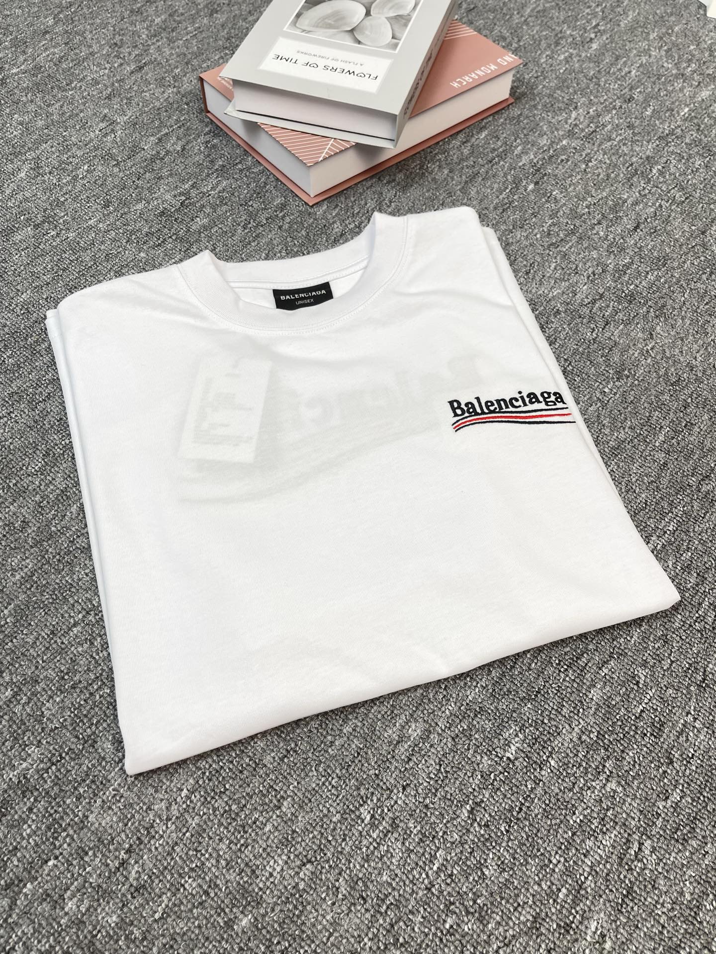 P115绣款 (顶级版本,官网品质)
BALENCIAGA/巴黎世家2024 SS 经典可乐海浪刺绣短袖T恤
✅本市场No.1的质量 真正天花板品质
✅全部原版开发注意细节图 避免被盗图商家混发
✅正确350g定制定染纯棉双纱面料 定染螺纹无色差
✅进口田岛绣花机器25万刺绣 效果饱满 立体清晰 无毛边
✅绣花线按正品颜色刺绣 无色差 超重工艺 区别市场通货
这里解释一下为什么我比别人贵一点,
1.看似是简单的印花或绣花 其实一点都不简单 10000%进口机还原 不是嘴上说 欢迎对比同行
2.每款均为公司出品 细节做工面料均和正品一致. 保证和专柜无色差. 复刻不可怕 谁假谁尴尬。复刻不丢人 复刻还买不到正确版本才丢人。
3.注意螺纹领口均为某巴某黎原领口 高包裹度 领口宽度和柜柜精确到毫米 厚领口不易变形 高档货领口孤独都是还原柜柜 区别世面大领口普通垃圾短袖印个印花 上身锁骨都漏出来 就敢自称高版本 麻烦长长心吧 买过正品或者见过正品的客户 再拿我家货 都会回头下单 这就是质量 这就是品质
4.不同款式水洗麦主麦包括进口麦的颜色与编码都不一样 真正还原柜台 众所周知 巴黎世家每个季度的领标上英文或者颜色都不一样 区别世面清一色通货主麦水洗麦的快餐货
5.面料采用350g巴黎专用双纱 面料没人可以做的比我家更好 和市面上的普通版本真的没办法比 尊重一下 好歹也是正品几千元的东西 真的别去穿地摊货质量
6.做工全方位还原 包装全方位还原 成本巨高
7.我在这里作出保证这是你能找到的最高品质
尺码:XS-S-M-L (正确版本尺码很大)
颜色:黑色.白色