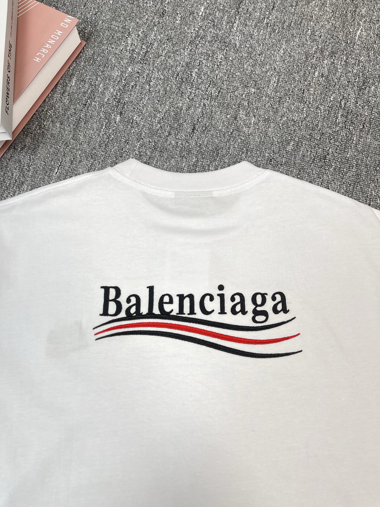 P115绣款 (顶级版本,官网品质)
BALENCIAGA/巴黎世家2024 SS 经典可乐海浪刺绣短袖T恤
✅本市场No.1的质量 真正天花板品质
✅全部原版开发注意细节图 避免被盗图商家混发
✅正确350g定制定染纯棉双纱面料 定染螺纹无色差
✅进口田岛绣花机器25万刺绣 效果饱满 立体清晰 无毛边
✅绣花线按正品颜色刺绣 无色差 超重工艺 区别市场通货
这里解释一下为什么我比别人贵一点,
1.看似是简单的印花或绣花 其实一点都不简单 10000%进口机还原 不是嘴上说 欢迎对比同行
2.每款均为公司出品 细节做工面料均和正品一致. 保证和专柜无色差. 复刻不可怕 谁假谁尴尬。复刻不丢人 复刻还买不到正确版本才丢人。
3.注意螺纹领口均为某巴某黎原领口 高包裹度 领口宽度和柜柜精确到毫米 厚领口不易变形 高档货领口孤独都是还原柜柜 区别世面大领口普通垃圾短袖印个印花 上身锁骨都漏出来 就敢自称高版本 麻烦长长心吧 买过正品或者见过正品的客户 再拿我家货 都会回头下单 这就是质量 这就是品质
4.不同款式水洗麦主麦包括进口麦的颜色与编码都不一样 真正还原柜台 众所周知 巴黎世家每个季度的领标上英文或者颜色都不一样 区别世面清一色通货主麦水洗麦的快餐货
5.面料采用350g巴黎专用双纱 面料没人可以做的比我家更好 和市面上的普通版本真的没办法比 尊重一下 好歹也是正品几千元的东西 真的别去穿地摊货质量
6.做工全方位还原 包装全方位还原 成本巨高
7.我在这里作出保证这是你能找到的最高品质
尺码:XS-S-M-L (正确版本尺码很大)
颜色:黑色.白色