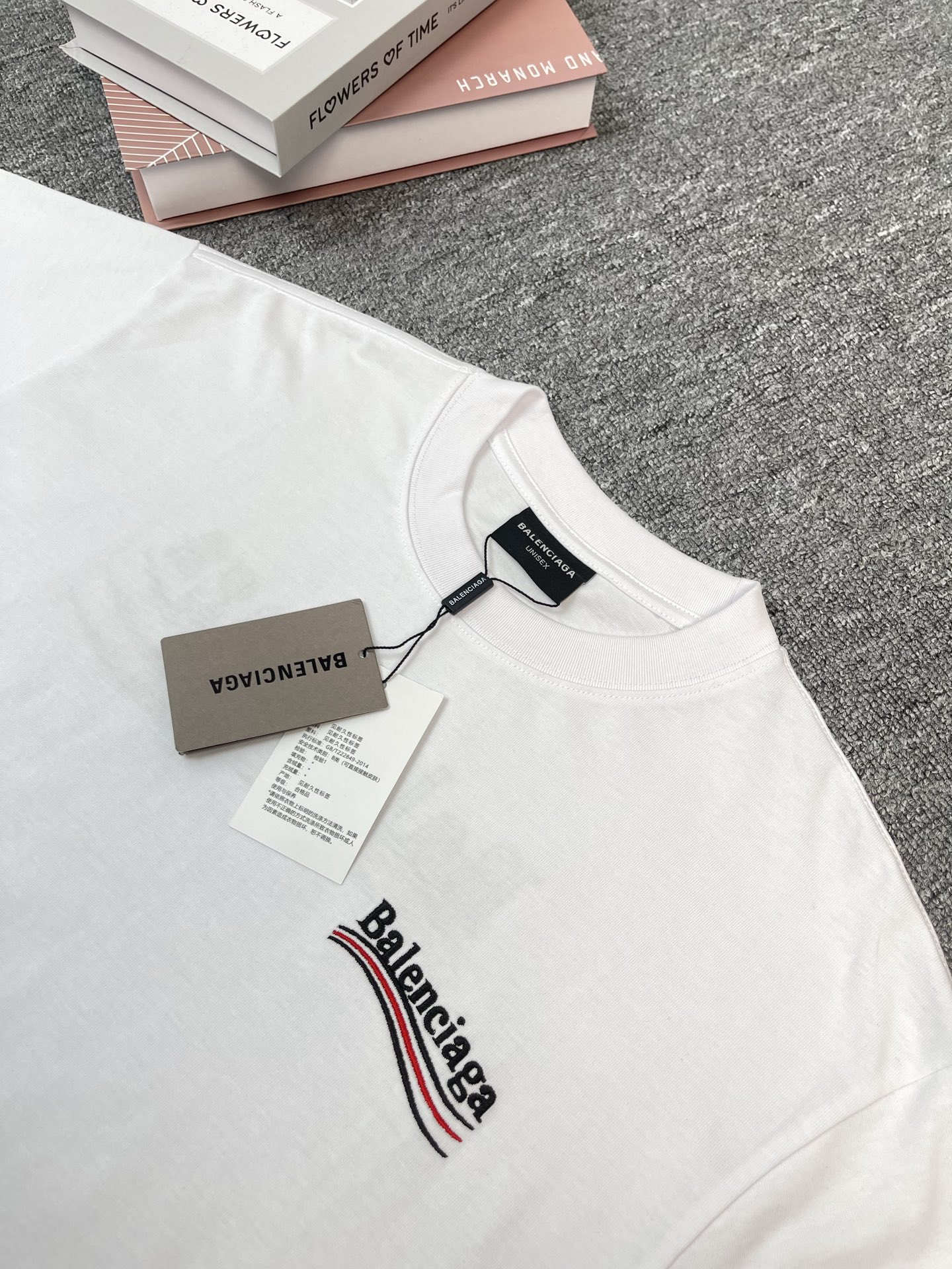 P115绣款 (顶级版本,官网品质)
BALENCIAGA/巴黎世家2024 SS 经典可乐海浪刺绣短袖T恤
✅本市场No.1的质量 真正天花板品质
✅全部原版开发注意细节图 避免被盗图商家混发
✅正确350g定制定染纯棉双纱面料 定染螺纹无色差
✅进口田岛绣花机器25万刺绣 效果饱满 立体清晰 无毛边
✅绣花线按正品颜色刺绣 无色差 超重工艺 区别市场通货
这里解释一下为什么我比别人贵一点,
1.看似是简单的印花或绣花 其实一点都不简单 10000%进口机还原 不是嘴上说 欢迎对比同行
2.每款均为公司出品 细节做工面料均和正品一致. 保证和专柜无色差. 复刻不可怕 谁假谁尴尬。复刻不丢人 复刻还买不到正确版本才丢人。
3.注意螺纹领口均为某巴某黎原领口 高包裹度 领口宽度和柜柜精确到毫米 厚领口不易变形 高档货领口孤独都是还原柜柜 区别世面大领口普通垃圾短袖印个印花 上身锁骨都漏出来 就敢自称高版本 麻烦长长心吧 买过正品或者见过正品的客户 再拿我家货 都会回头下单 这就是质量 这就是品质
4.不同款式水洗麦主麦包括进口麦的颜色与编码都不一样 真正还原柜台 众所周知 巴黎世家每个季度的领标上英文或者颜色都不一样 区别世面清一色通货主麦水洗麦的快餐货
5.面料采用350g巴黎专用双纱 面料没人可以做的比我家更好 和市面上的普通版本真的没办法比 尊重一下 好歹也是正品几千元的东西 真的别去穿地摊货质量
6.做工全方位还原 包装全方位还原 成本巨高
7.我在这里作出保证这是你能找到的最高品质
尺码:XS-S-M-L (正确版本尺码很大)
颜色:黑色.白色