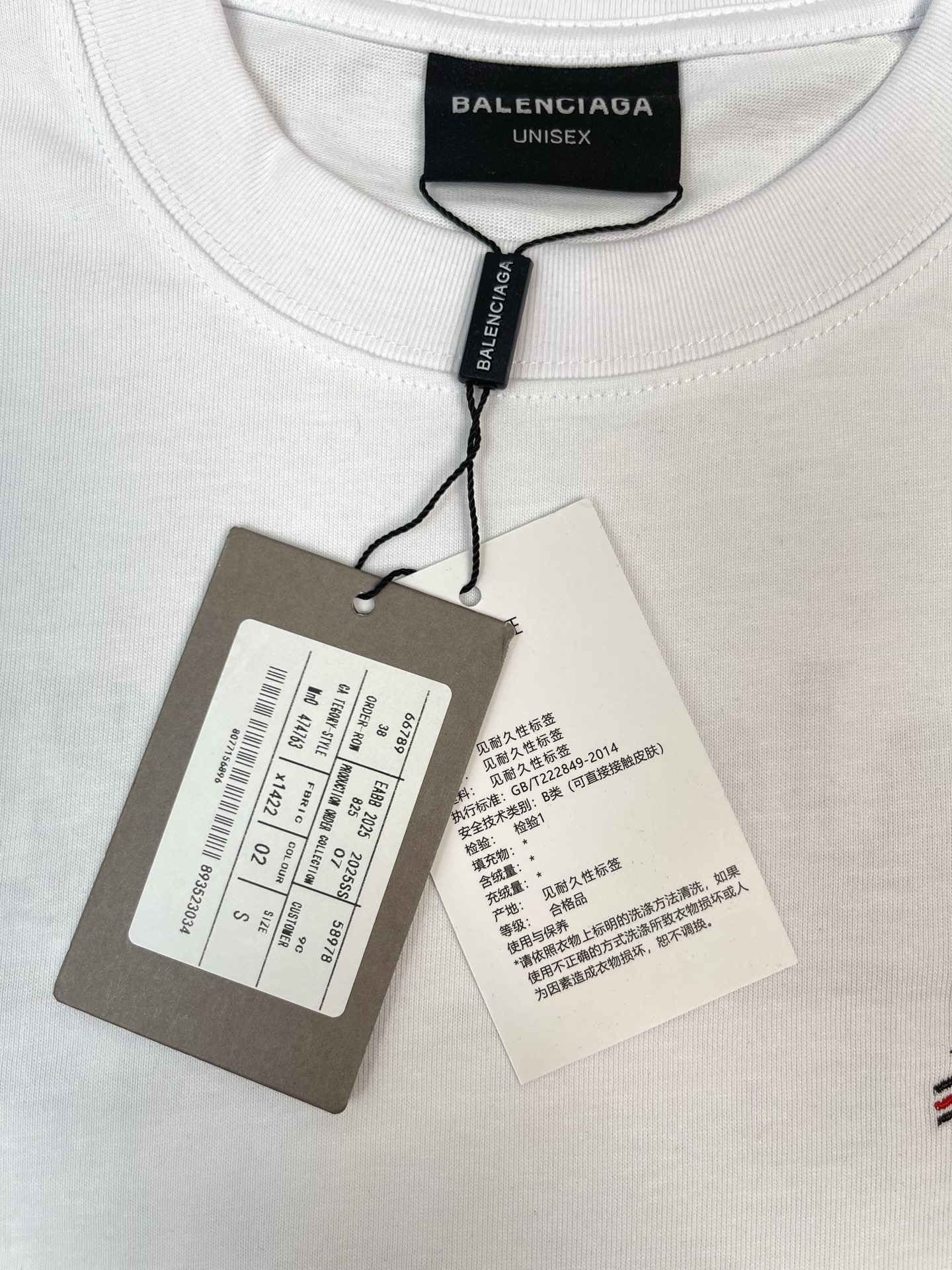 P115绣款 (顶级版本,官网品质)
BALENCIAGA/巴黎世家2024 SS 经典可乐海浪刺绣短袖T恤
✅本市场No.1的质量 真正天花板品质
✅全部原版开发注意细节图 避免被盗图商家混发
✅正确350g定制定染纯棉双纱面料 定染螺纹无色差
✅进口田岛绣花机器25万刺绣 效果饱满 立体清晰 无毛边
✅绣花线按正品颜色刺绣 无色差 超重工艺 区别市场通货
这里解释一下为什么我比别人贵一点,
1.看似是简单的印花或绣花 其实一点都不简单 10000%进口机还原 不是嘴上说 欢迎对比同行
2.每款均为公司出品 细节做工面料均和正品一致. 保证和专柜无色差. 复刻不可怕 谁假谁尴尬。复刻不丢人 复刻还买不到正确版本才丢人。
3.注意螺纹领口均为某巴某黎原领口 高包裹度 领口宽度和柜柜精确到毫米 厚领口不易变形 高档货领口孤独都是还原柜柜 区别世面大领口普通垃圾短袖印个印花 上身锁骨都漏出来 就敢自称高版本 麻烦长长心吧 买过正品或者见过正品的客户 再拿我家货 都会回头下单 这就是质量 这就是品质
4.不同款式水洗麦主麦包括进口麦的颜色与编码都不一样 真正还原柜台 众所周知 巴黎世家每个季度的领标上英文或者颜色都不一样 区别世面清一色通货主麦水洗麦的快餐货
5.面料采用350g巴黎专用双纱 面料没人可以做的比我家更好 和市面上的普通版本真的没办法比 尊重一下 好歹也是正品几千元的东西 真的别去穿地摊货质量
6.做工全方位还原 包装全方位还原 成本巨高
7.我在这里作出保证这是你能找到的最高品质
尺码:XS-S-M-L (正确版本尺码很大)
颜色:黑色.白色