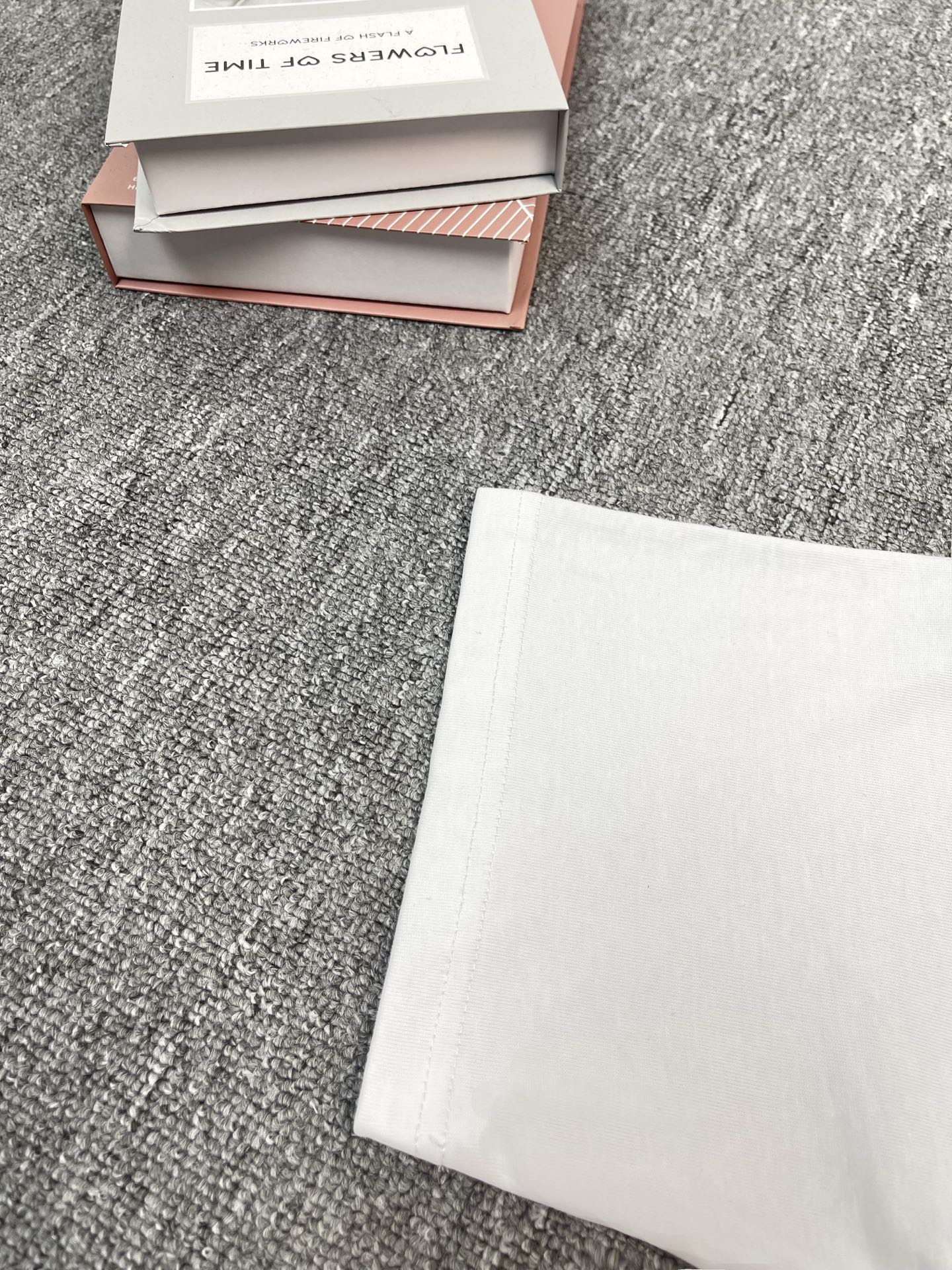 p110（顶级版本，官网品质）
LOUIS VUITTON*路易威登
LV 24立体浮雕压花短袖T恤

采用原板独家定制32支双纱纯棉面料 
质感非常柔软舒服 100%区别市场的顶级面料(不缩水 不变形 不起球)

搭配330克1x1螺纹(面料螺纹同缸定染无色差 不易变形)

原版定制 领标 洗水唛 吊牌 包装(细节完美)

Os落肩宽松版型 春夏最新砖柜同步 男女同款

尺码:XS-S-M-L
颜色:白色. 黑色