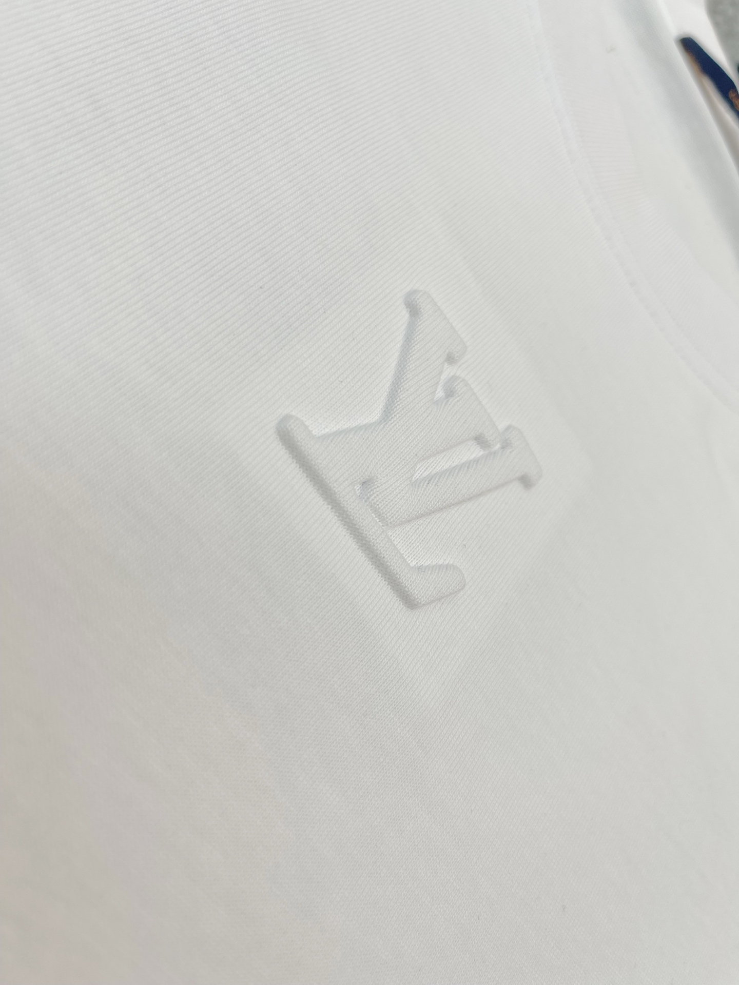p110（顶级版本，官网品质）
LOUIS VUITTON*路易威登
LV 24立体浮雕压花短袖T恤

采用原板独家定制32支双纱纯棉面料 
质感非常柔软舒服 100%区别市场的顶级面料(不缩水 不变形 不起球)

搭配330克1x1螺纹(面料螺纹同缸定染无色差 不易变形)

原版定制 领标 洗水唛 吊牌 包装(细节完美)

Os落肩宽松版型 春夏最新砖柜同步 男女同款

尺码:XS-S-M-L
颜色:白色. 黑色