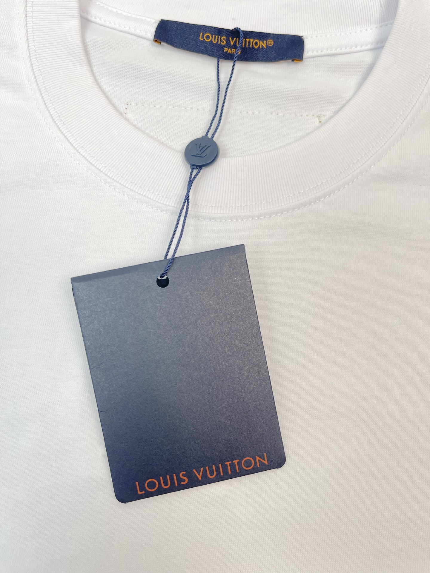 p110（顶级版本，官网品质）
LOUIS VUITTON*路易威登
LV 24立体浮雕压花短袖T恤

采用原板独家定制32支双纱纯棉面料 
质感非常柔软舒服 100%区别市场的顶级面料(不缩水 不变形 不起球)

搭配330克1x1螺纹(面料螺纹同缸定染无色差 不易变形)

原版定制 领标 洗水唛 吊牌 包装(细节完美)

Os落肩宽松版型 春夏最新砖柜同步 男女同款

尺码:XS-S-M-L
颜色:白色. 黑色